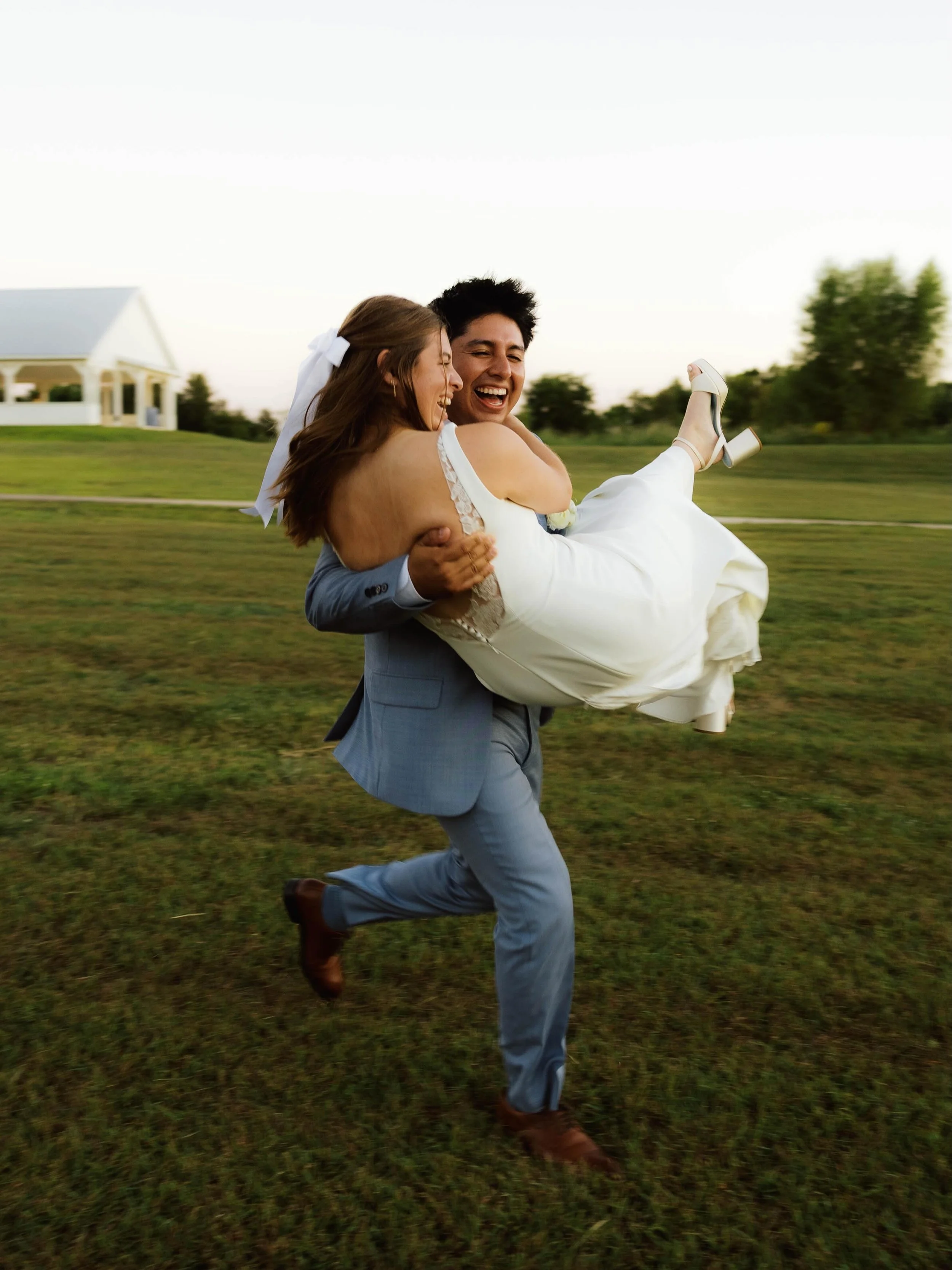 I&rsquo;m so hungry i could eat up a TEXAS wedding right now 🍽️‼️ 
Mix of 35mm film + digital 
second shot for @wildabbyphotos 
Scans + Dev @thefindlab 
#texaswedding #2027bride #wedding #35mmfilm #weddingphotographer