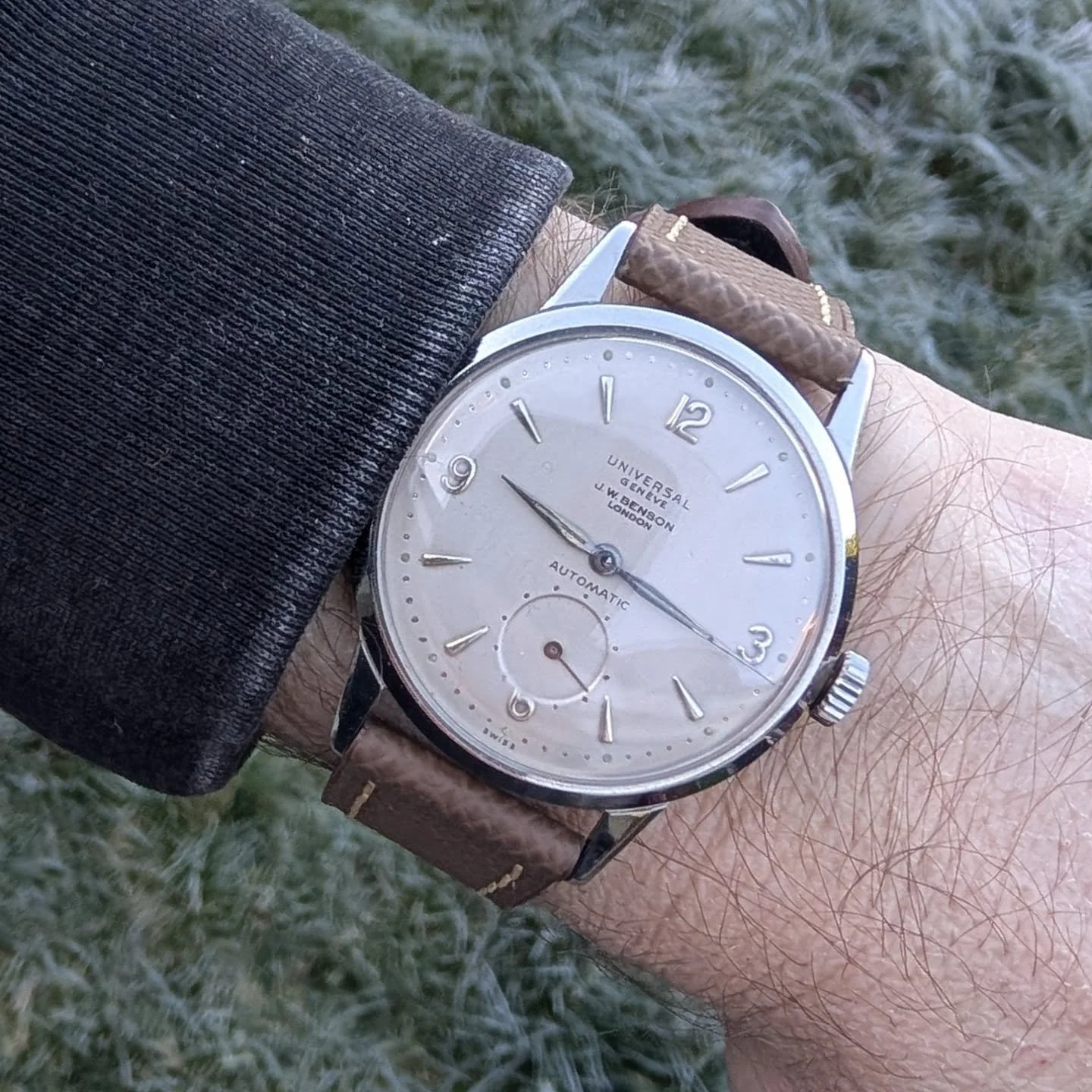 Universal Gen&egrave;ve Auto Ref. 20005, Cal. 138, J.W. Benson Dial, 35mm Serviced

A rare and highly attractive early-1950s Universal Gen&egrave;ve Automatic, reference 20005, featuring a factory co-signed J.W. Benson London dial. These retailer-sig