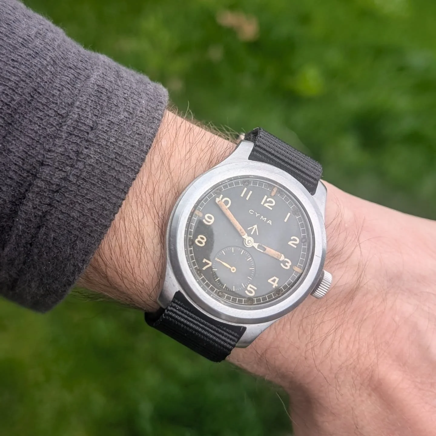 Cyma WWW &ldquo;Dirty Dozen&rdquo; (1945) &ndash; British Army Issue

A superb example of the Cyma WWW, one of the twelve watch manufacturers contracted by the British Ministry of Defence at the end of World War II. This piece, issued in 1945, featur