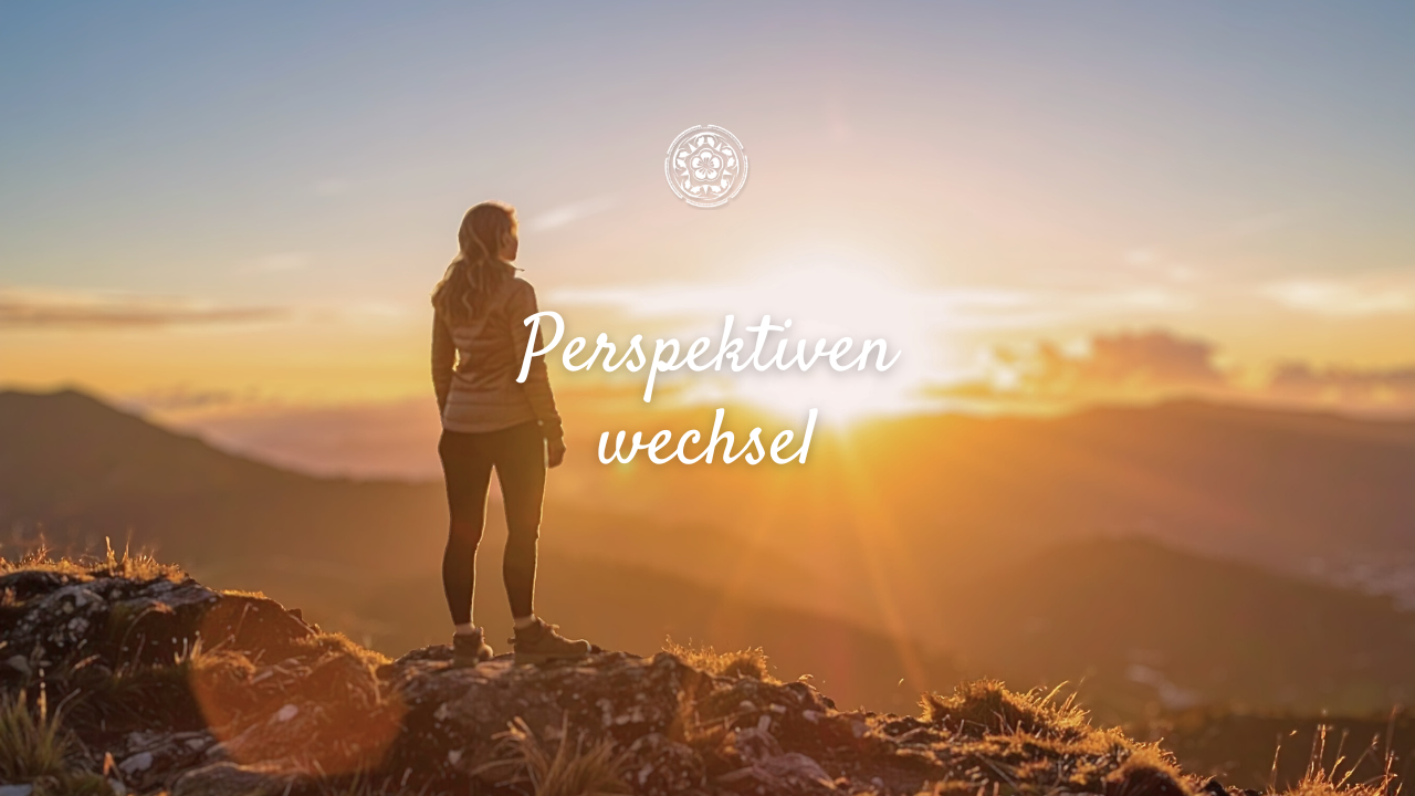 Eine Frau steht auf einem Felsen und blickt auf einen Sonnenuntergang über Bergen, mit dem Text 'Perspektiven wechseln' in der Bildmitte.