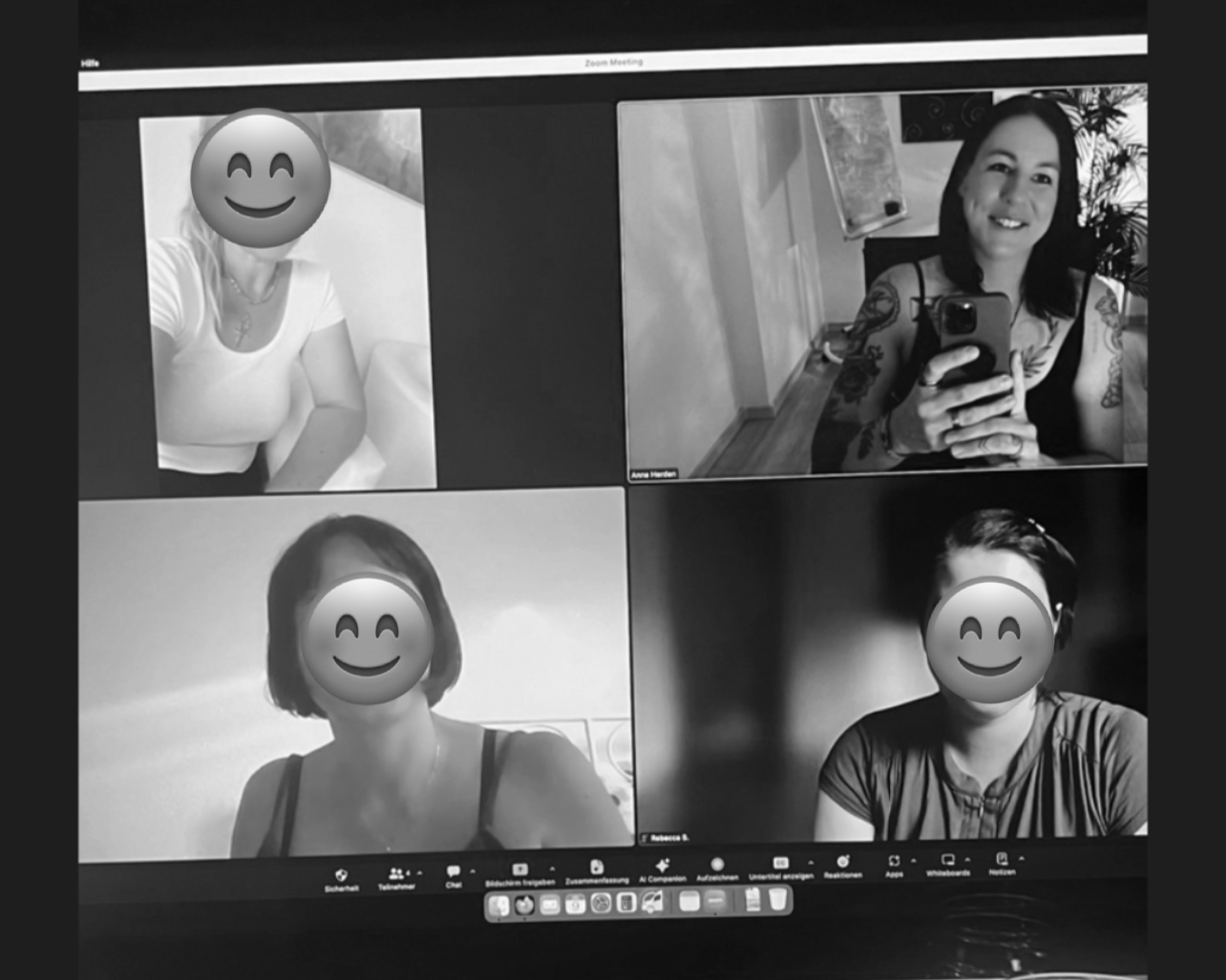 Vier Personen befinden sich in einer Videokonferenz auf einem Laptop-Bildschirm. Alle Gesichter sind mit Smileys bedeckt.