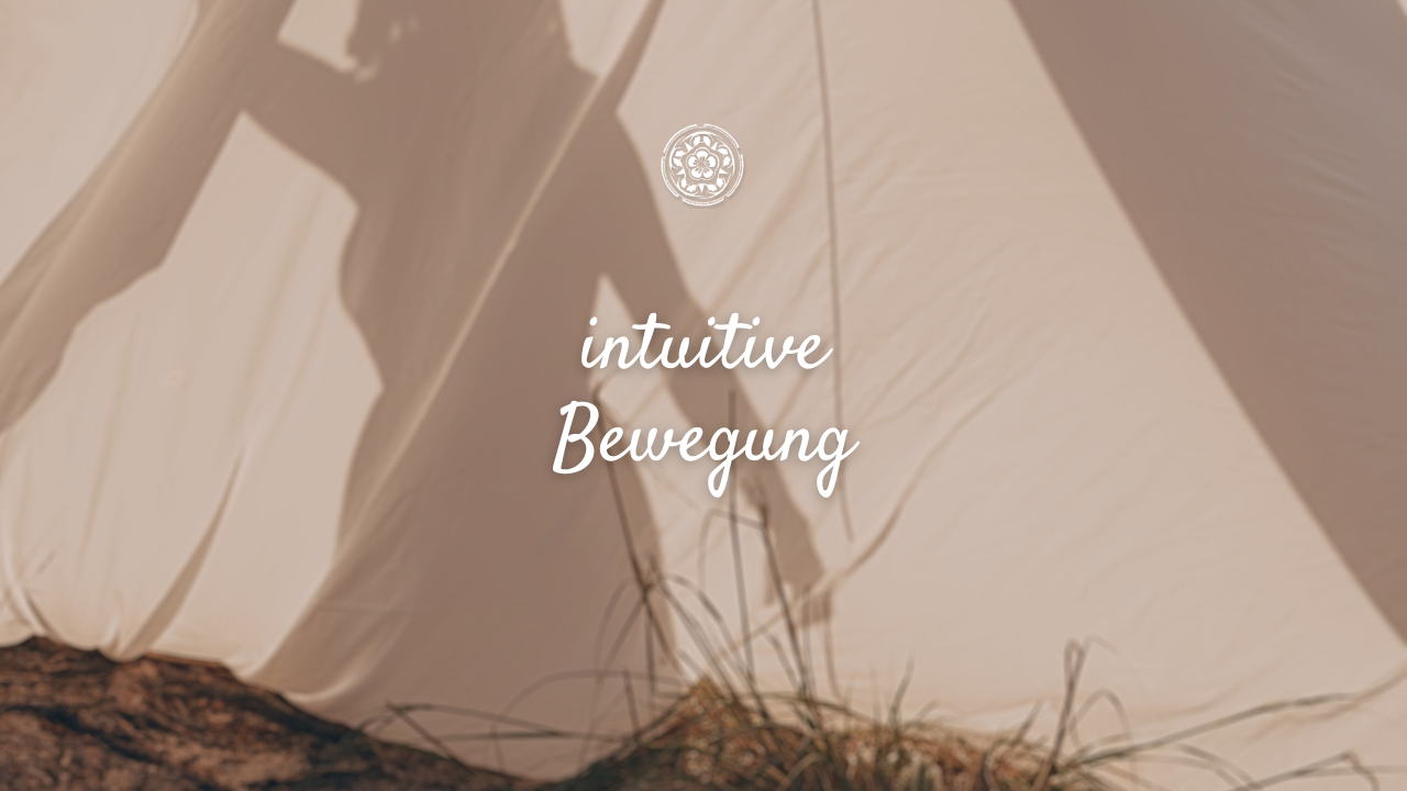 Ein Schatten einer Person, die eine Lampe hält, auf einem weißen Zelt. Text auf dem Bild: "intuitive Bewegung"