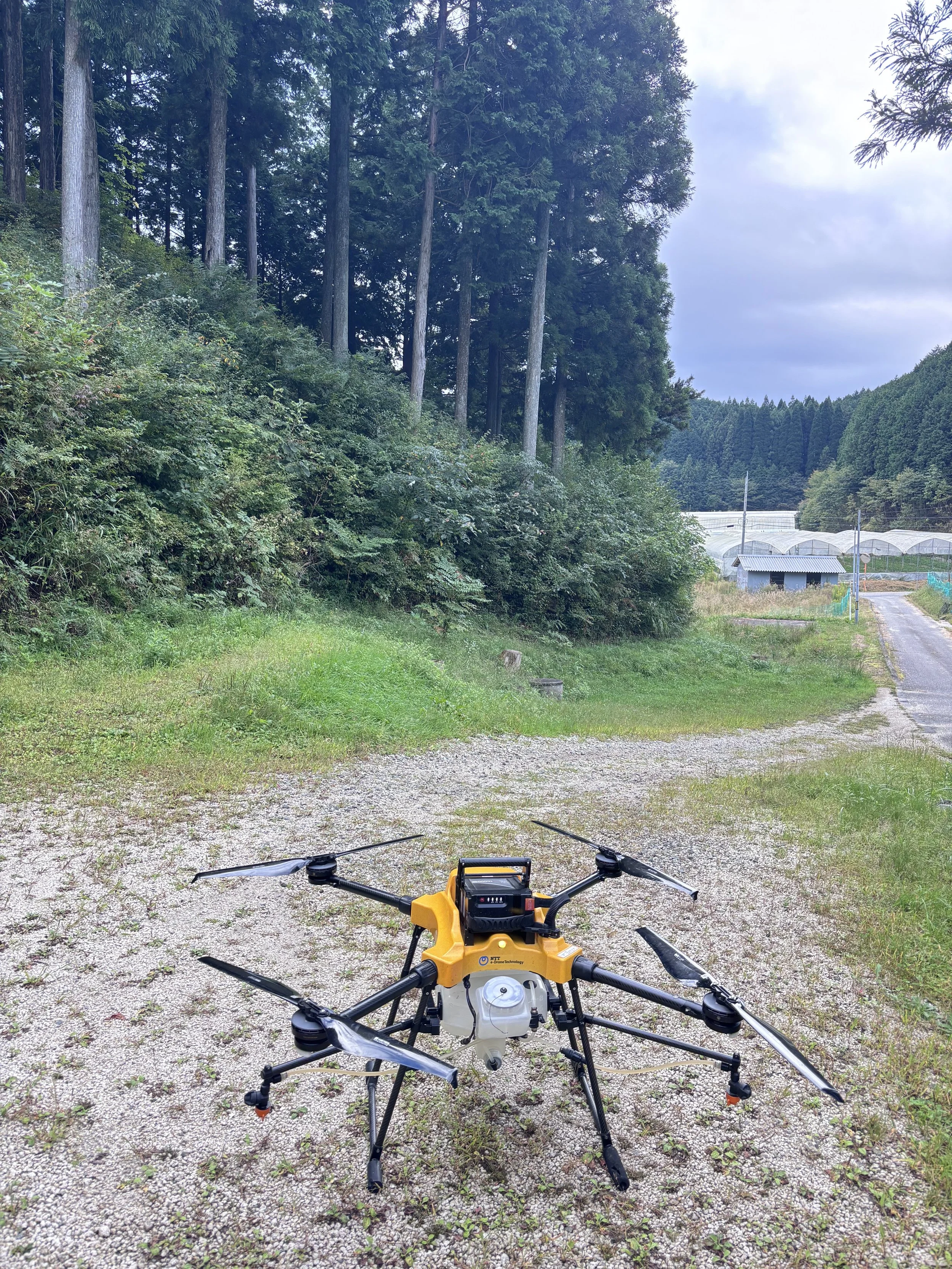 愛知県の別荘地でドローン除草剤散布｜手作業3日分を約1時間で完了
