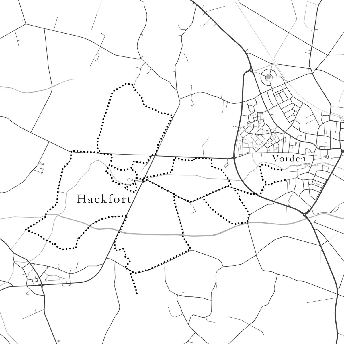 Een zwart-wit kaart van Hackfort en Vorden met diverse wegen en paden, inclusief een gedashed lijn die een gebied omringt.