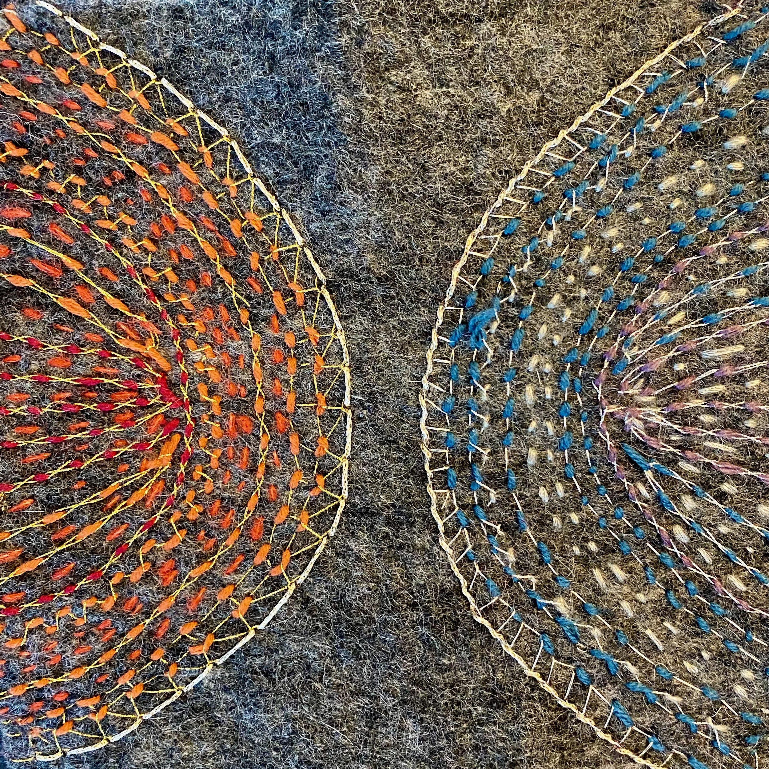 Fibreart -Handgemachtes Stickbild zweier Halbkreise , mit rot-orangenen und Bau-violetten Stickereien