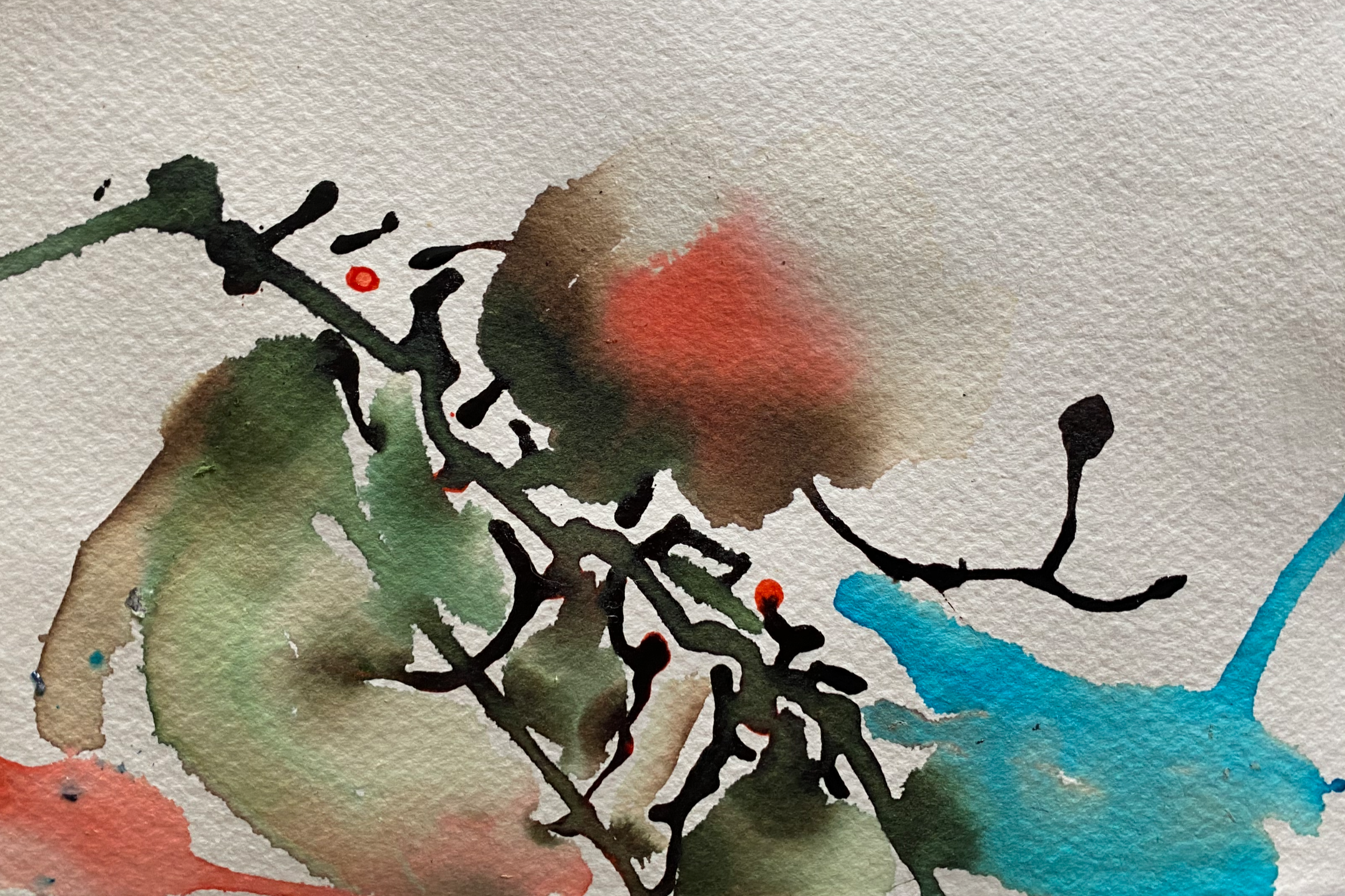 Abstractes Aquarellbild mit schwarzen Linien, grünen, braunen, roten und blauen Farbspritzern auf einer strukturierten weißen Papiertextur.