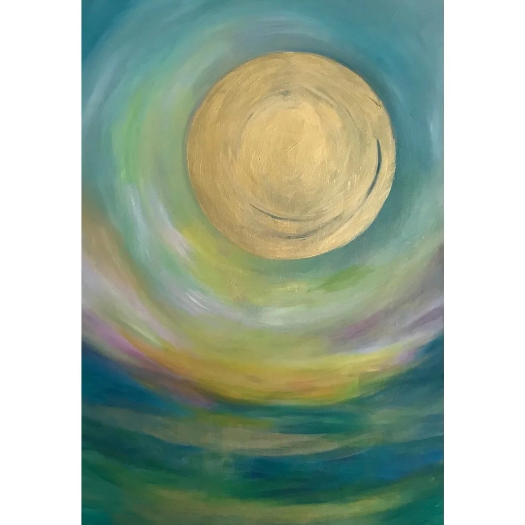 Abstraktes Gemälde mit einem großen goldenen Kreis in der Mitte und bunten, spiralförmigen Farbverläufen rundherum.
