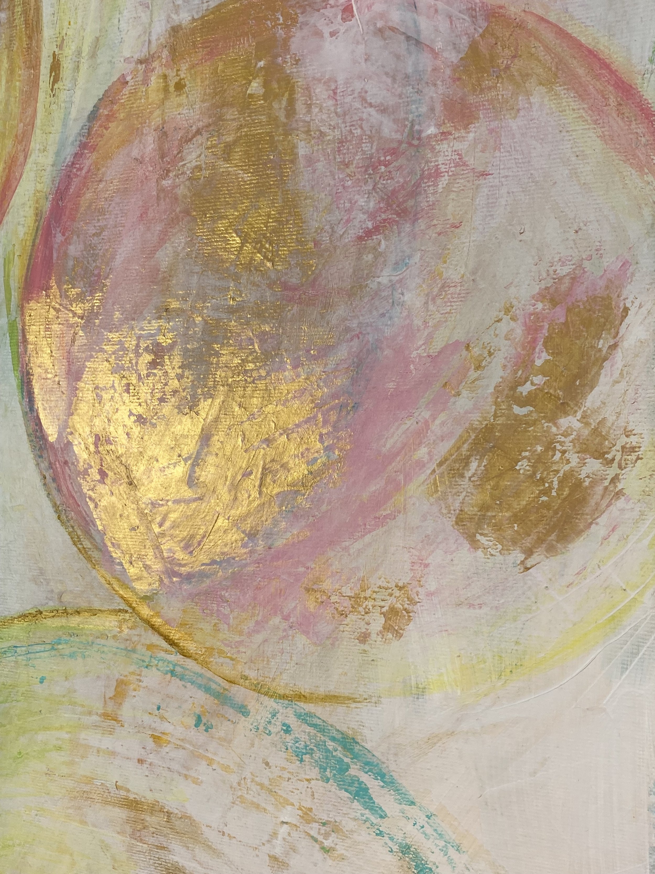 Abstrakte Gemälde in Pastellfarben mit Goldakzenten, hauptsächlich Pink, Gelb und Blau.