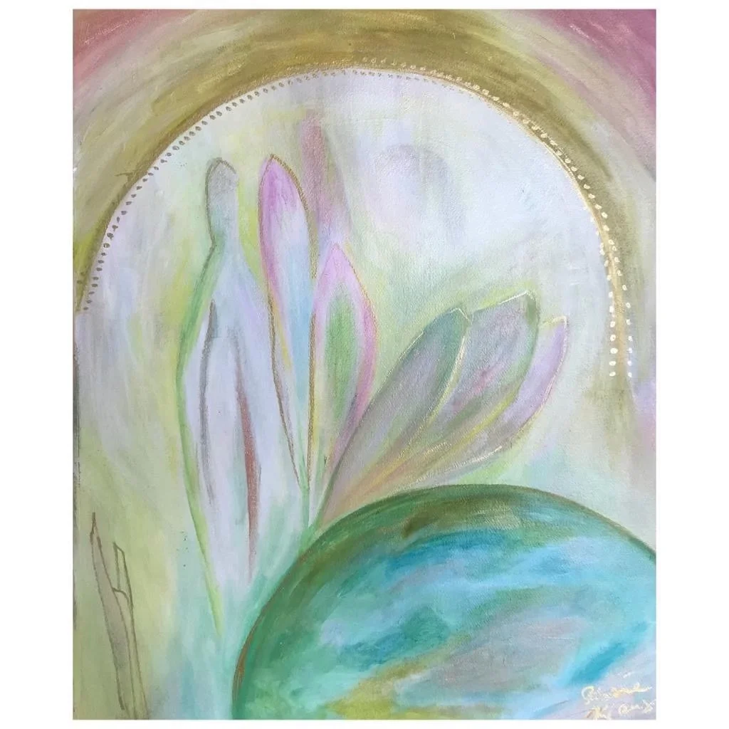 Aquarellbild mit Pastelltönen, dargestellt sind stilisierte Blüten und Blätter, mit einer großen grünen Kugel im unteren Teil, umgeben von einem hellen Hintergrund.