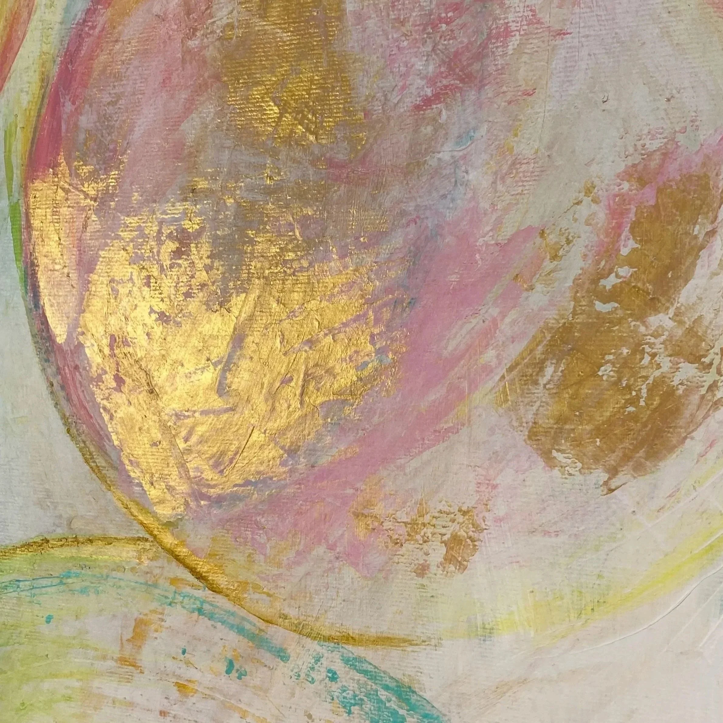 Abstrakte Farbmalerei mit Gold, Rosa, Hellblau, Gelb und Weiß in pastellartigen Tönen.