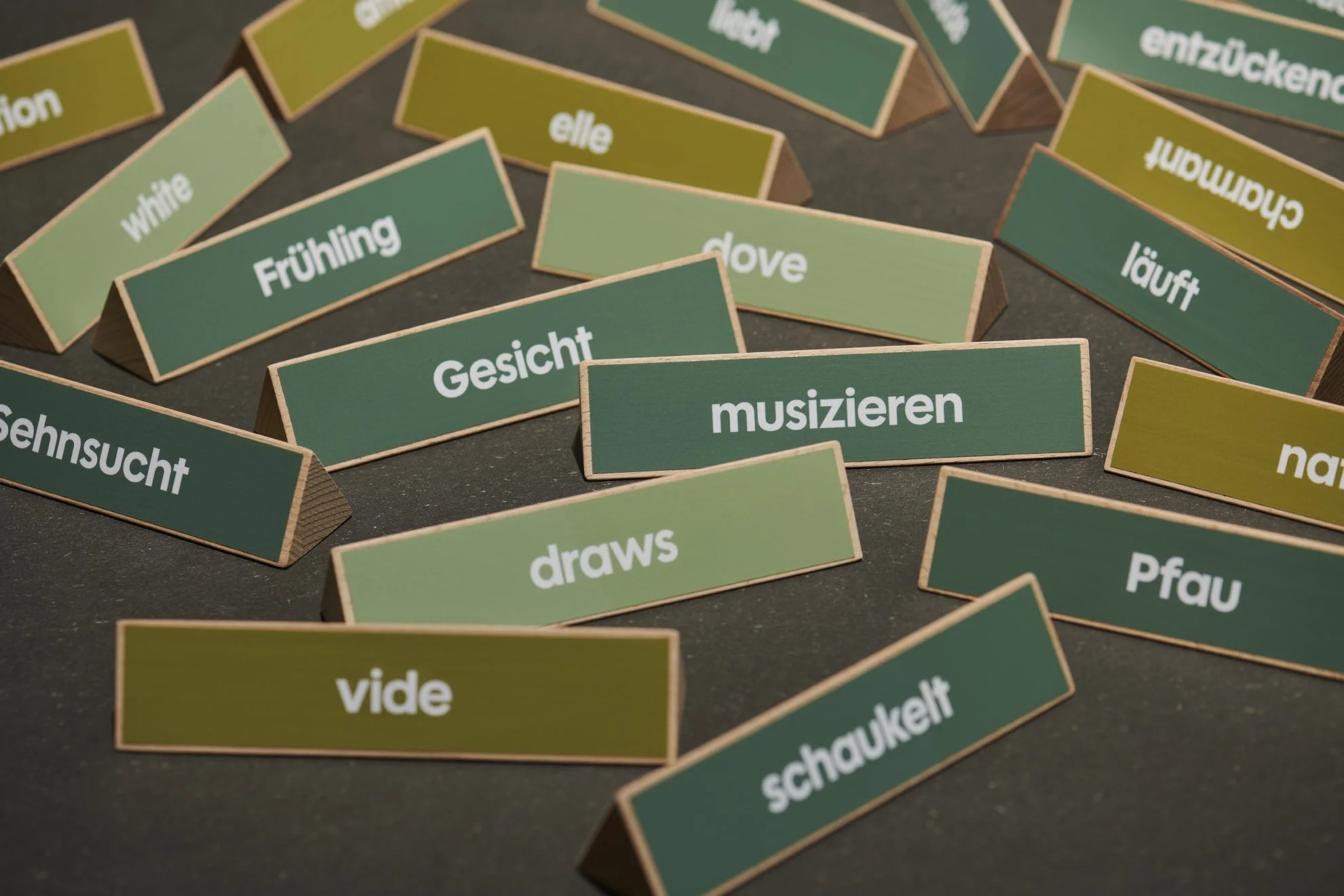 Wooden elements in three languages to create your own poem