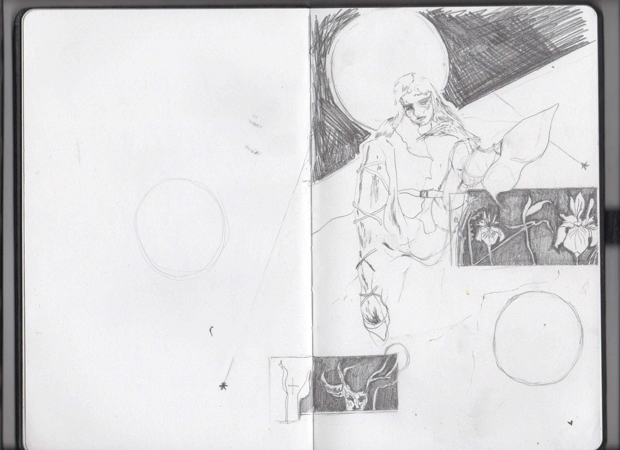 Skizze eines Mädchens mit langen Haaren, sitzend an einem Tisch mit Blumen, im Hintergrund ein voller Mond, auf der linken Seite unvollständige Skizzen und geometrische Formen.