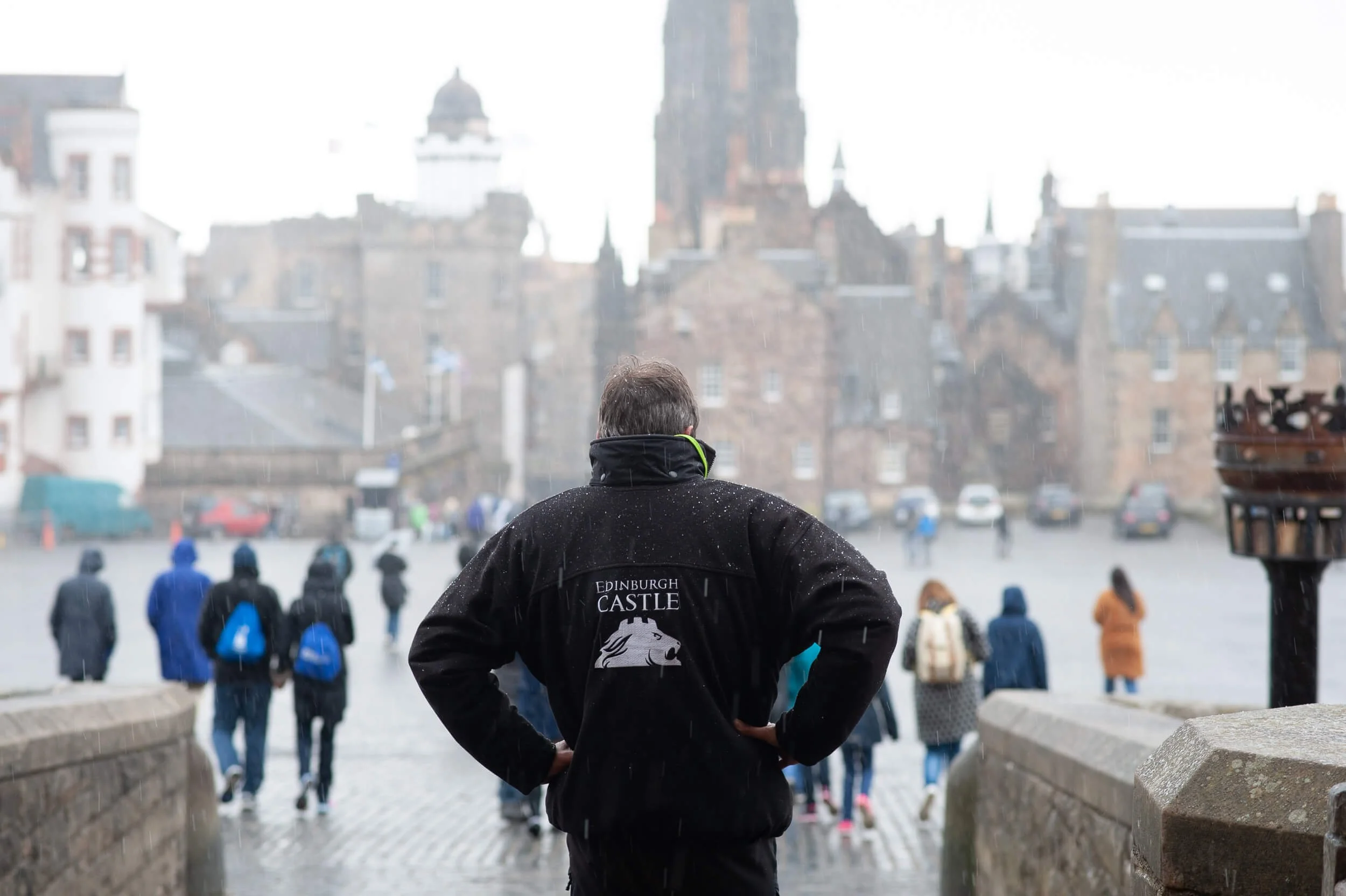 Edinburgh Castle guard overlooking the esplanade on a rainy wedding day — Scotland