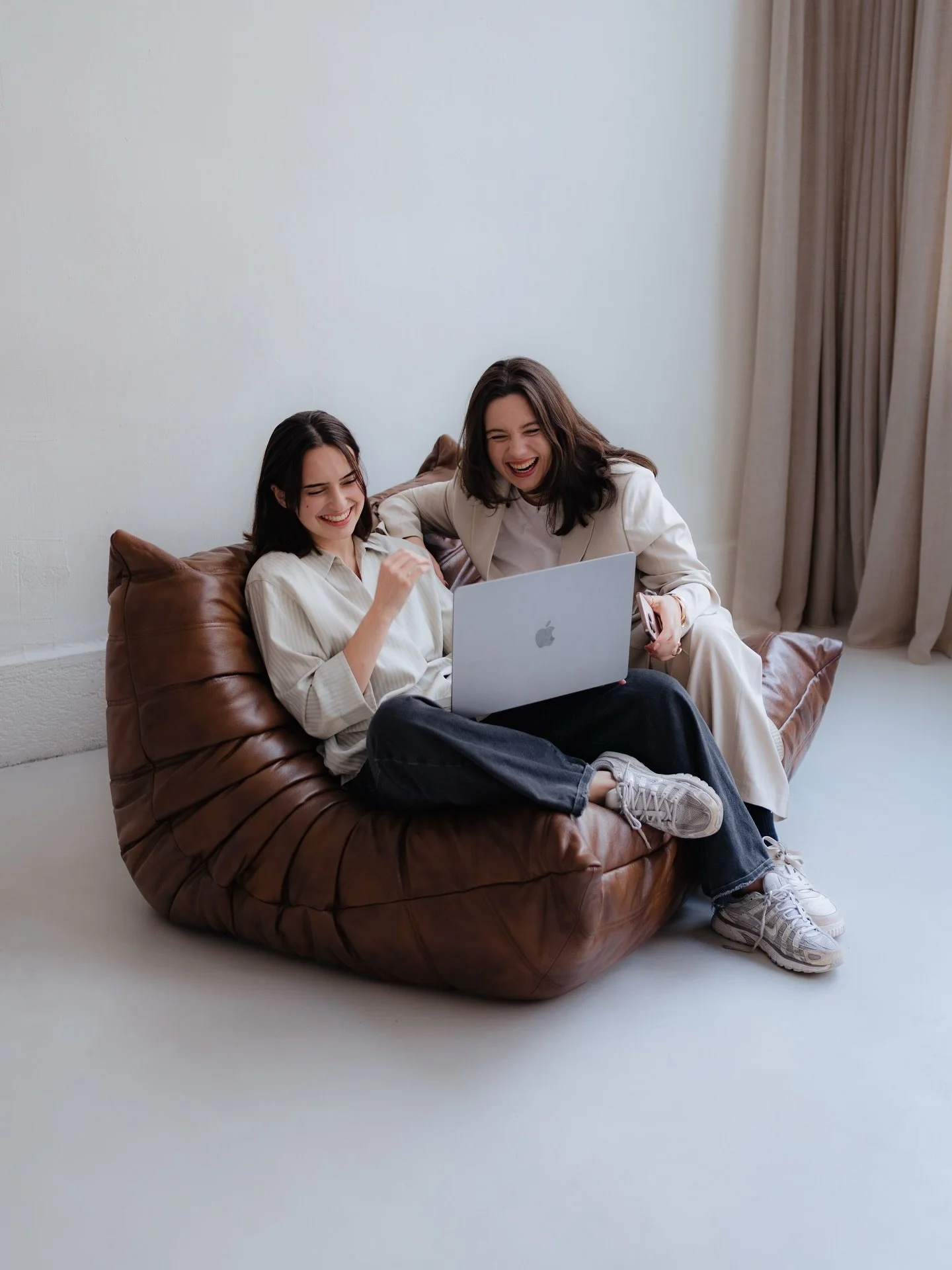 Photographie corporate pour la belle @johanneperrin 🤍

En toute simplicit&eacute; au @studioquotidien ! N&rsquo;h&eacute;site pas &agrave; booker ta session book ou corporate en m&rsquo;envoyant un petit DM ✨

#photographiecorporate #corporateshoot 