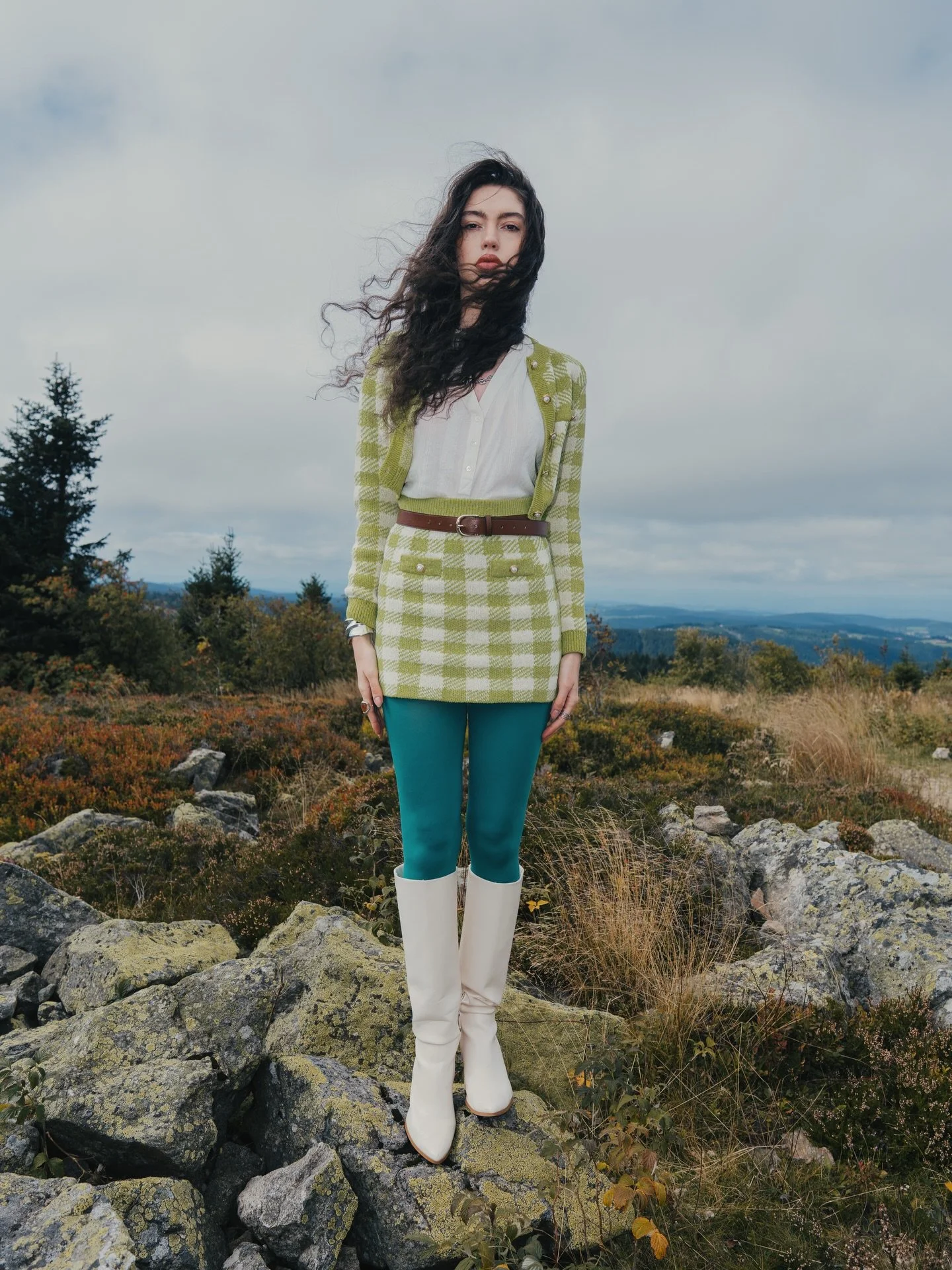 Et comme je n&rsquo;ai jamais assez de @elisegtt dans mon feed, voici la 2e partie de notre &eacute;ditorial au Pilat 🪻 

Un de mes shootings pr&eacute;f&eacute;r&eacute;s ever 🙂&zwj;↕️

#editorialshoot #shootingedito #editolyon