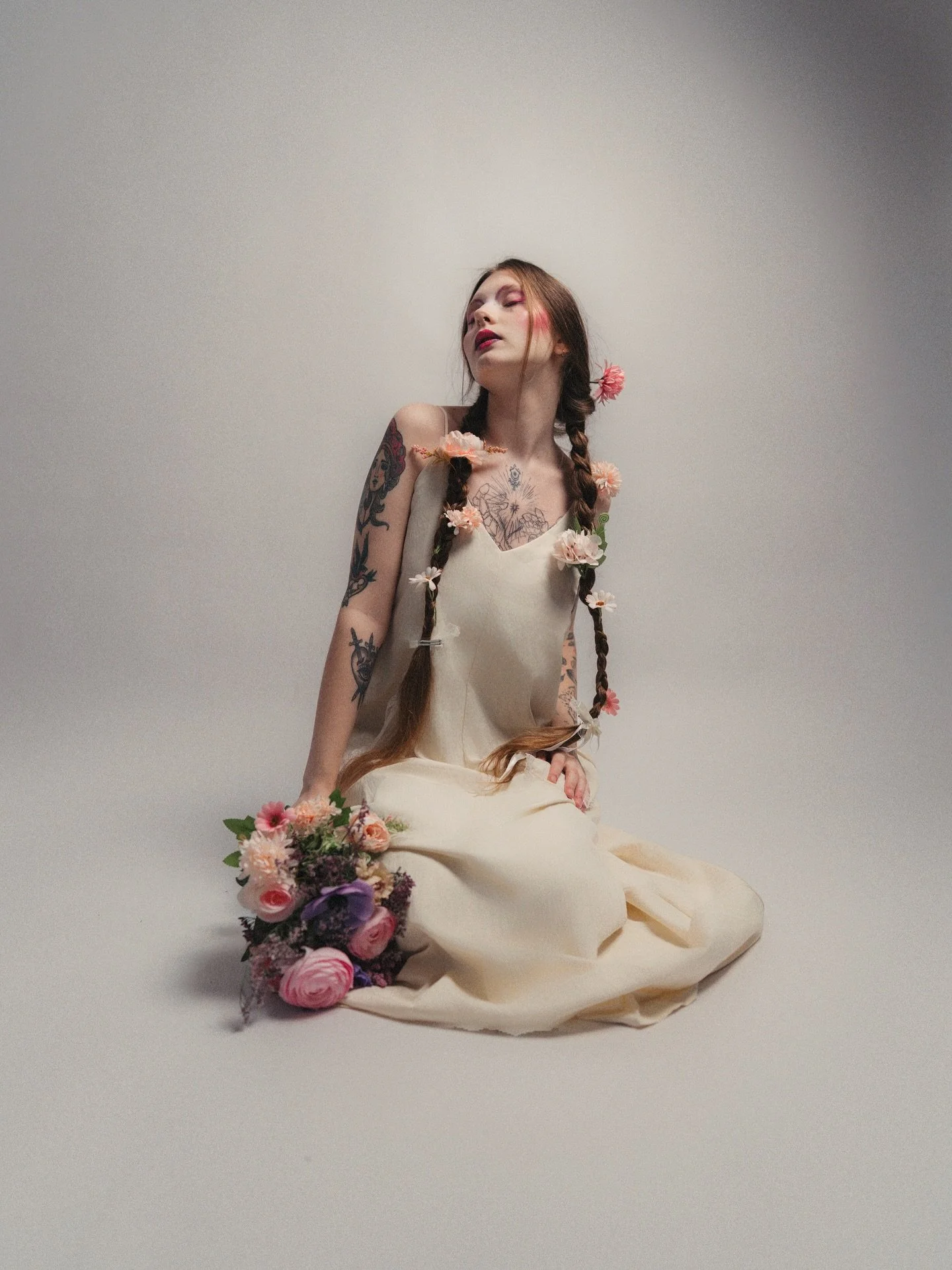 Editorial with @nettys.modele and @ondine.mua ✨

#editorial #flowershoot #shootingstudio #model