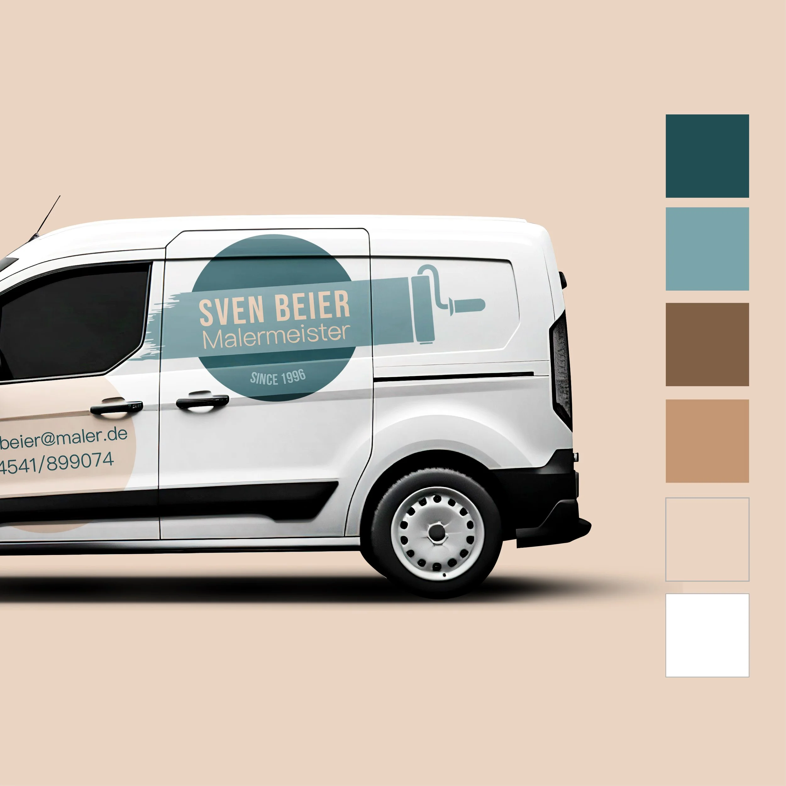 Weißer Firmenwagen mit blauer und beiger Gestaltung, zeigt das Logo "SVEN BEIER Malermeister" als Folierung bzw Lackierung auf dem Wagen und Kontaktinformationen.
