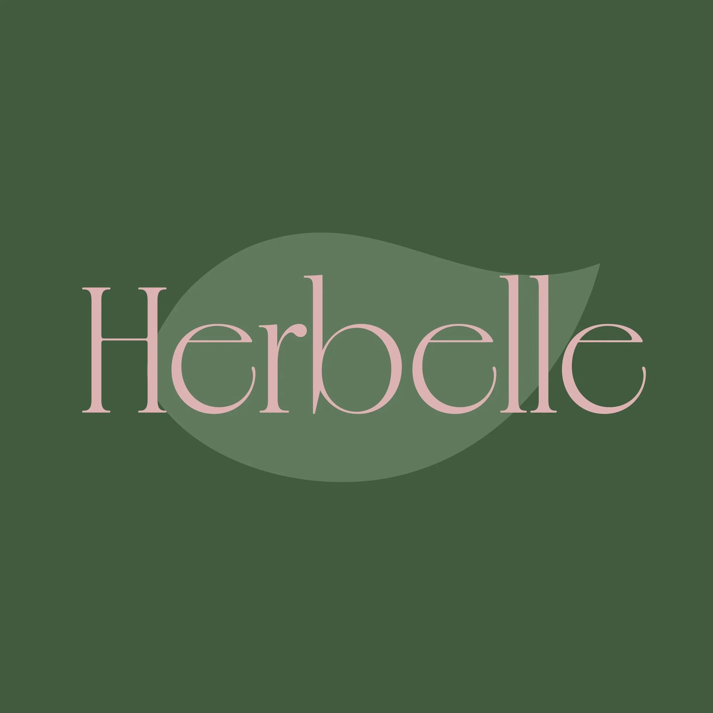 Ein Logodesign mit dem Wort 'Herbelle' in rosa Schrift auf grünem Hintergrund.