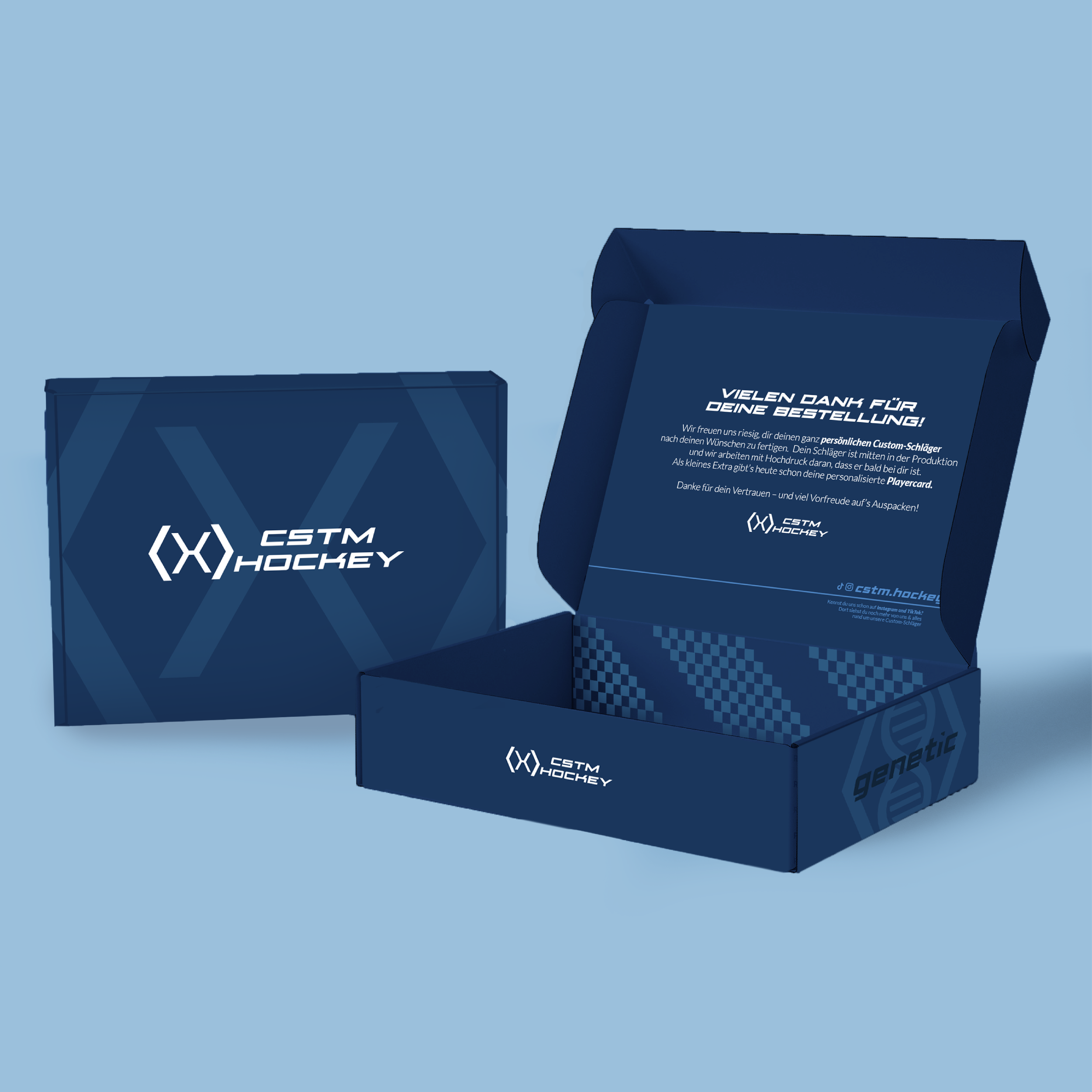 Offene blau gestaltete Box bzw. Faltschachtel in zwei verschiedenen Ansichten. Diese enthält eine personalisierte Playercard und einen Dankestext. Gestaltet wurde sie für CSTM Hockey im Corporate Design und großem Logo auf hellblauen Hintergrund.