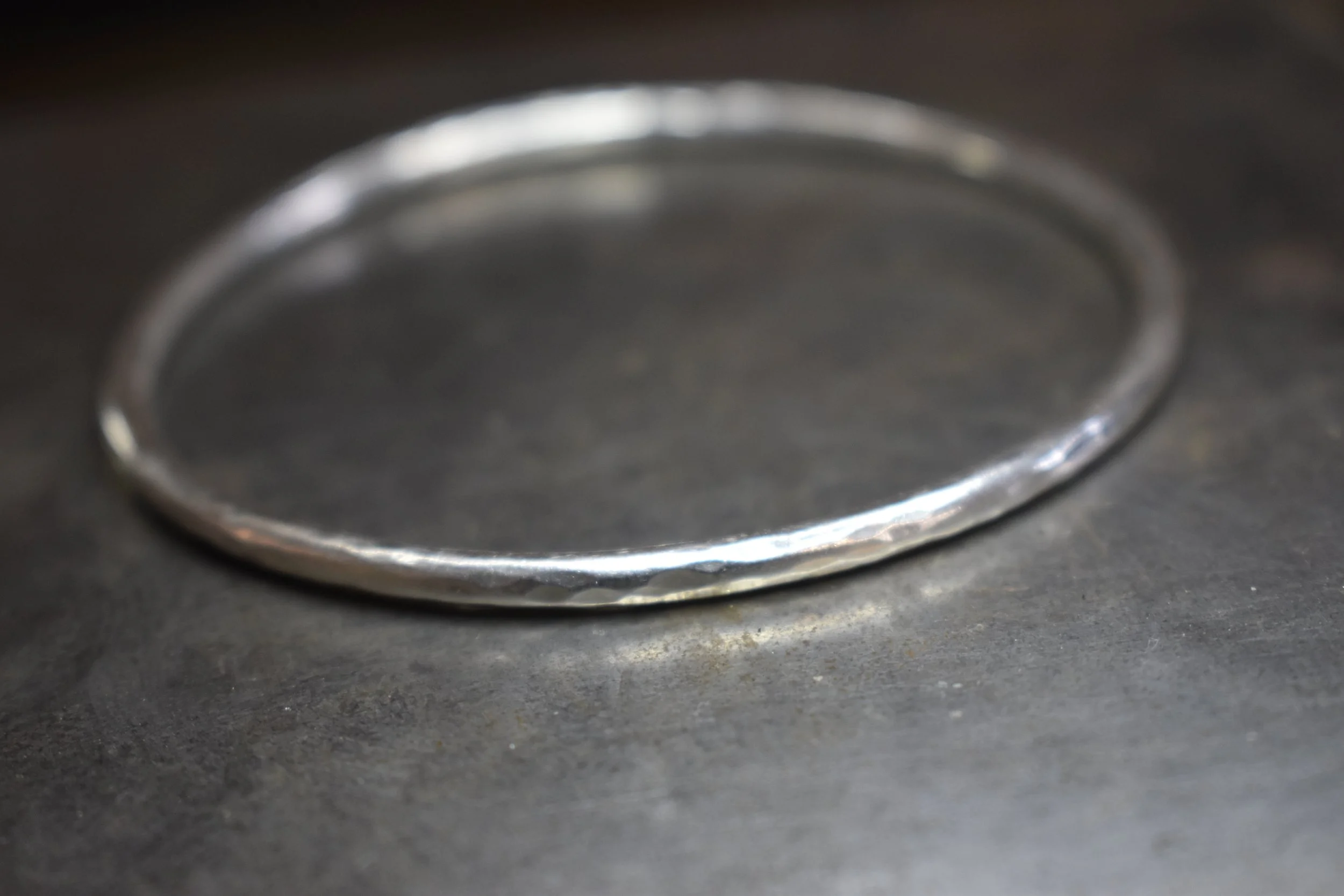 Stapelarmreif gehämmert