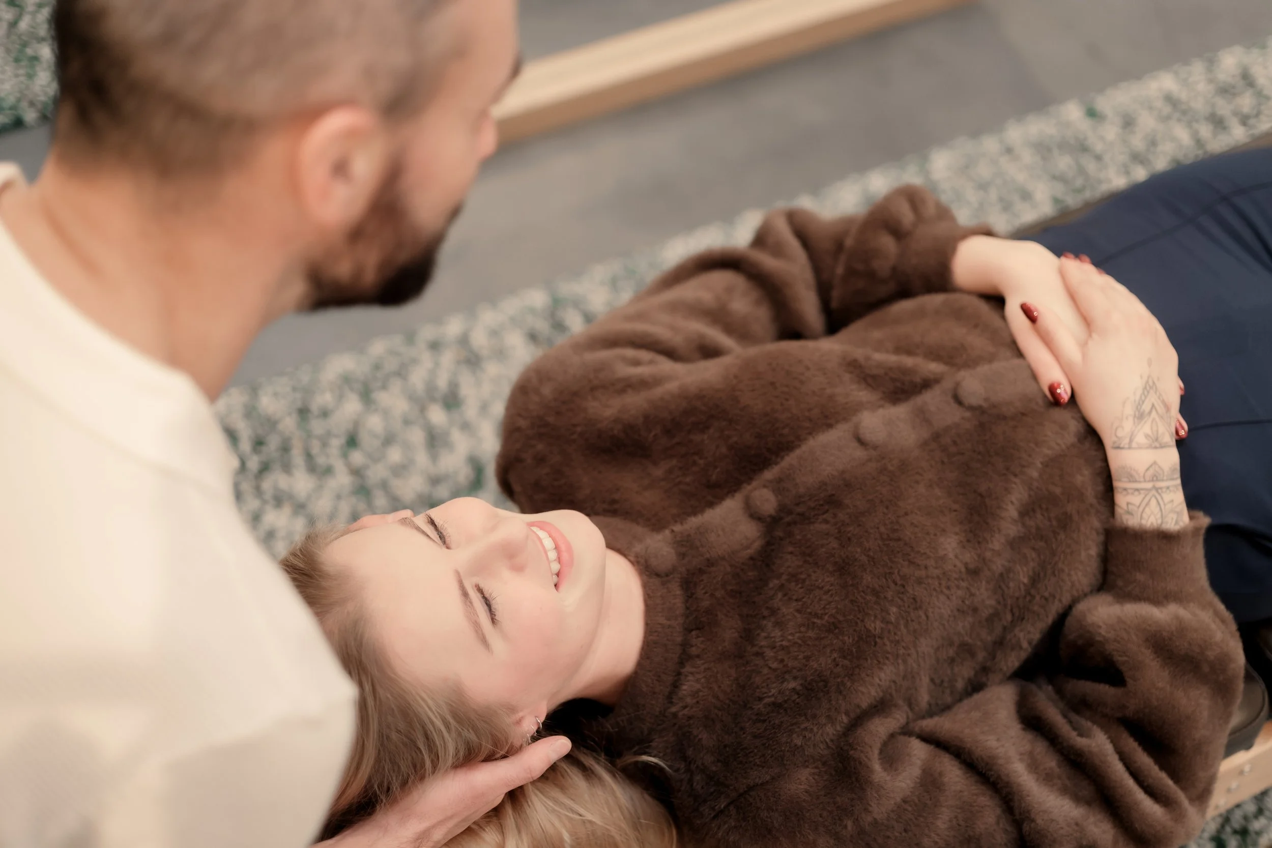 A woman laying down for a chiropractic adjustment, at Ethos Chiropractie Delft Netherlands