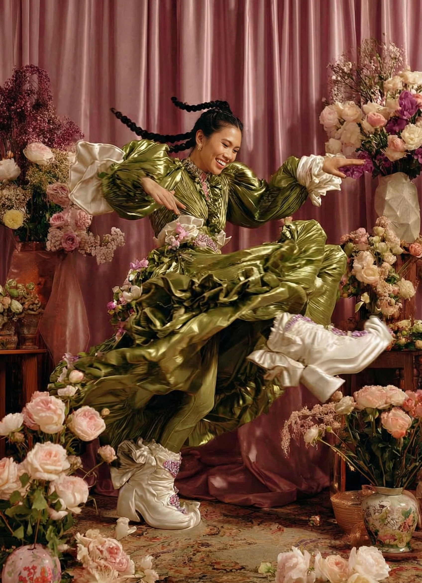 SARAH – GRACE ON THE MOVE: Anchored by family and sustained by friendship, Sarah moves through life with quiet assurance and a strong sense of continuity. Originally from Los Angeles, she travels for work and love, building depth wherever she lands. 