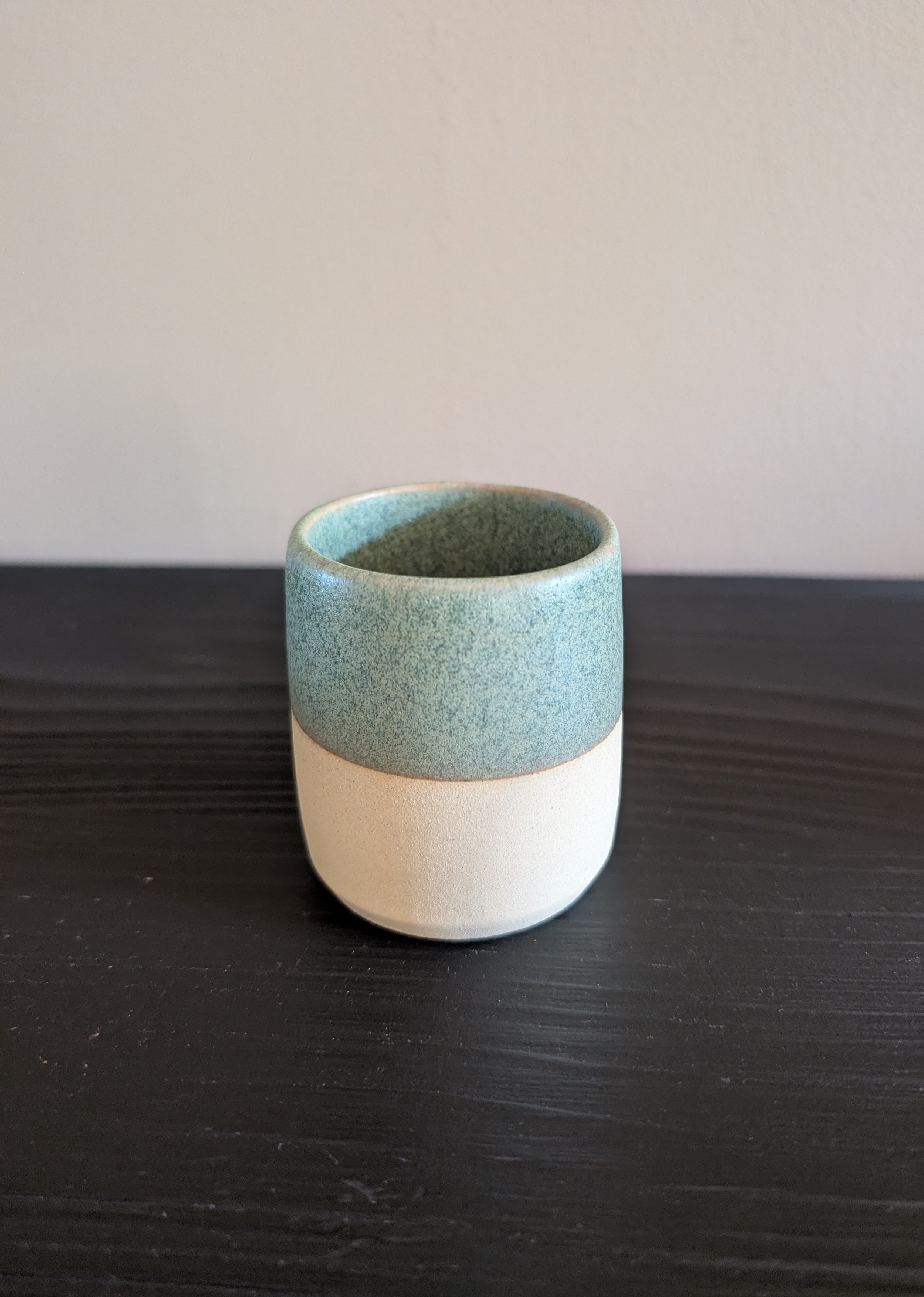 Tasse bicolore vert et grès brut Pot et Tess