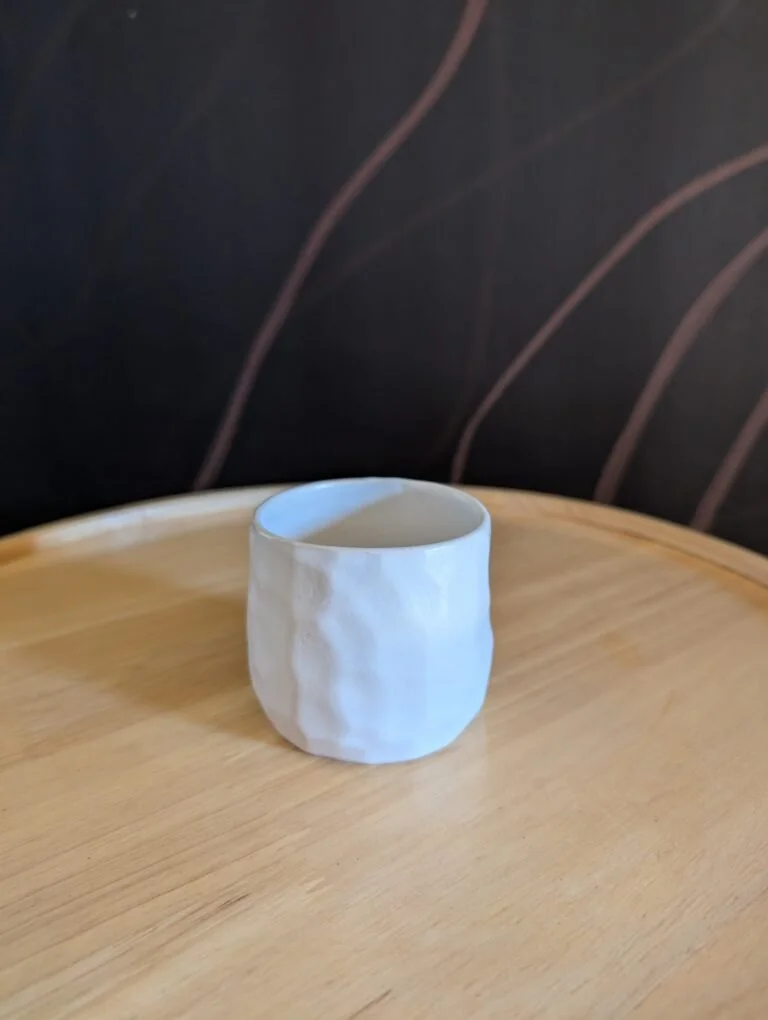Tasse blanche à facettes sculptée Pot et Tess
