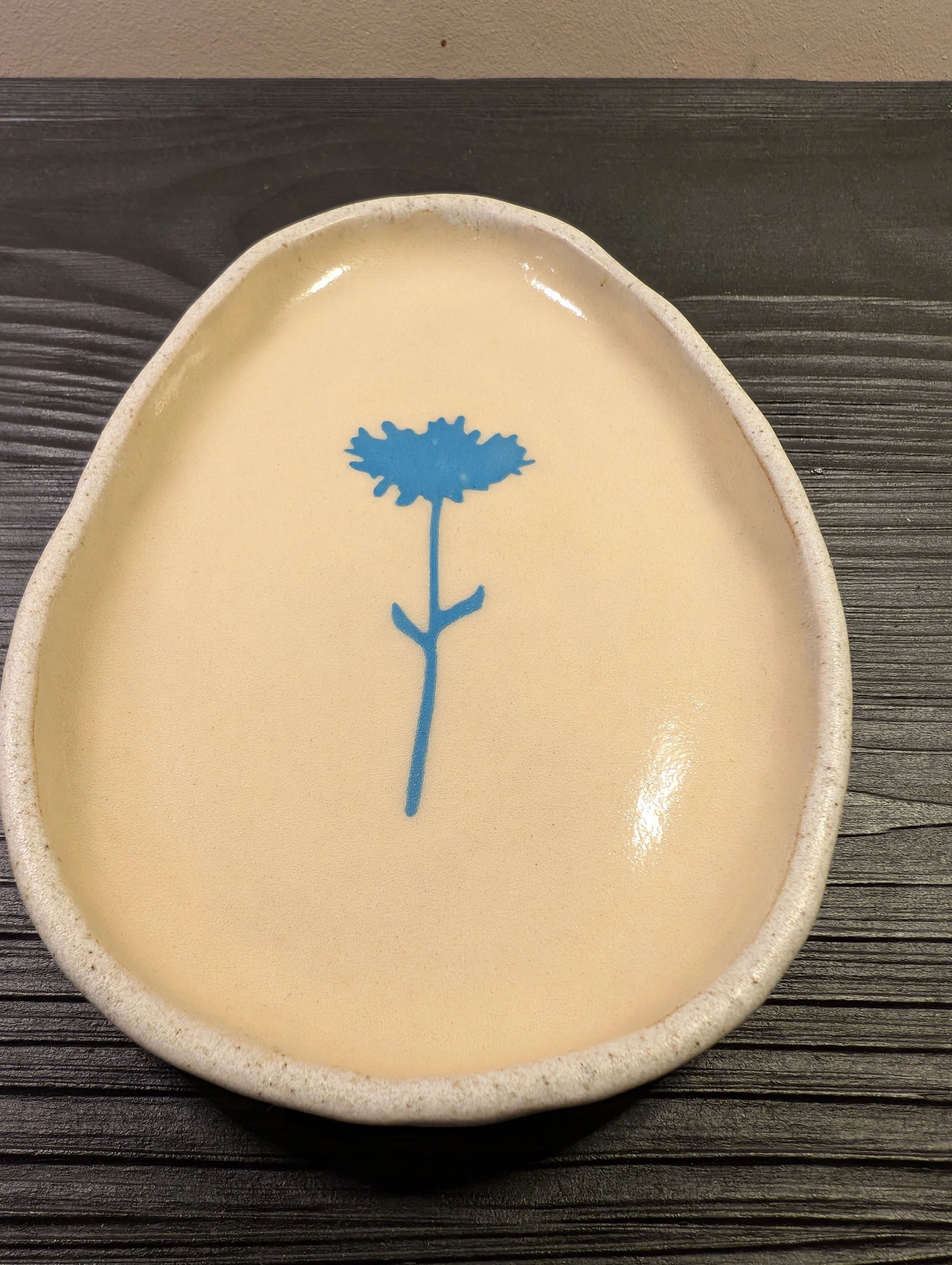 Assiette fleur bleue par Pot et Tess