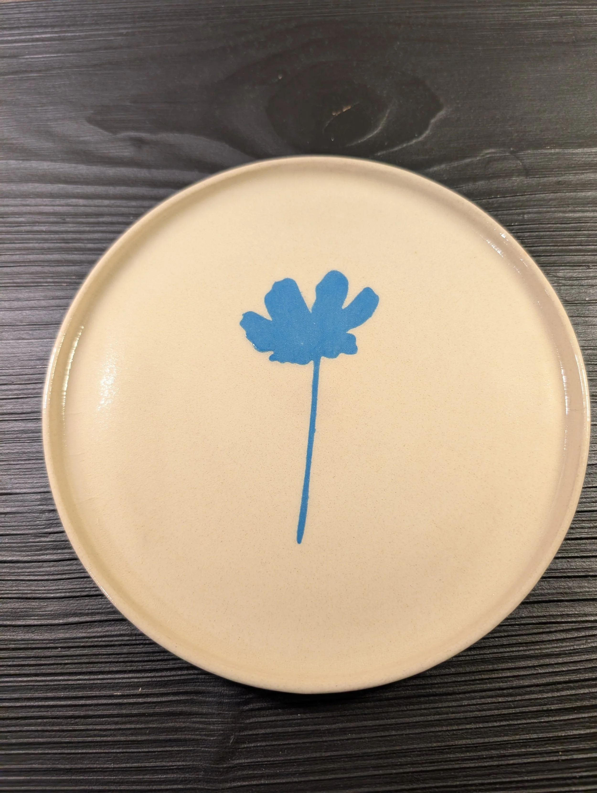Assiette ronde fleur bleue Pot et Tess