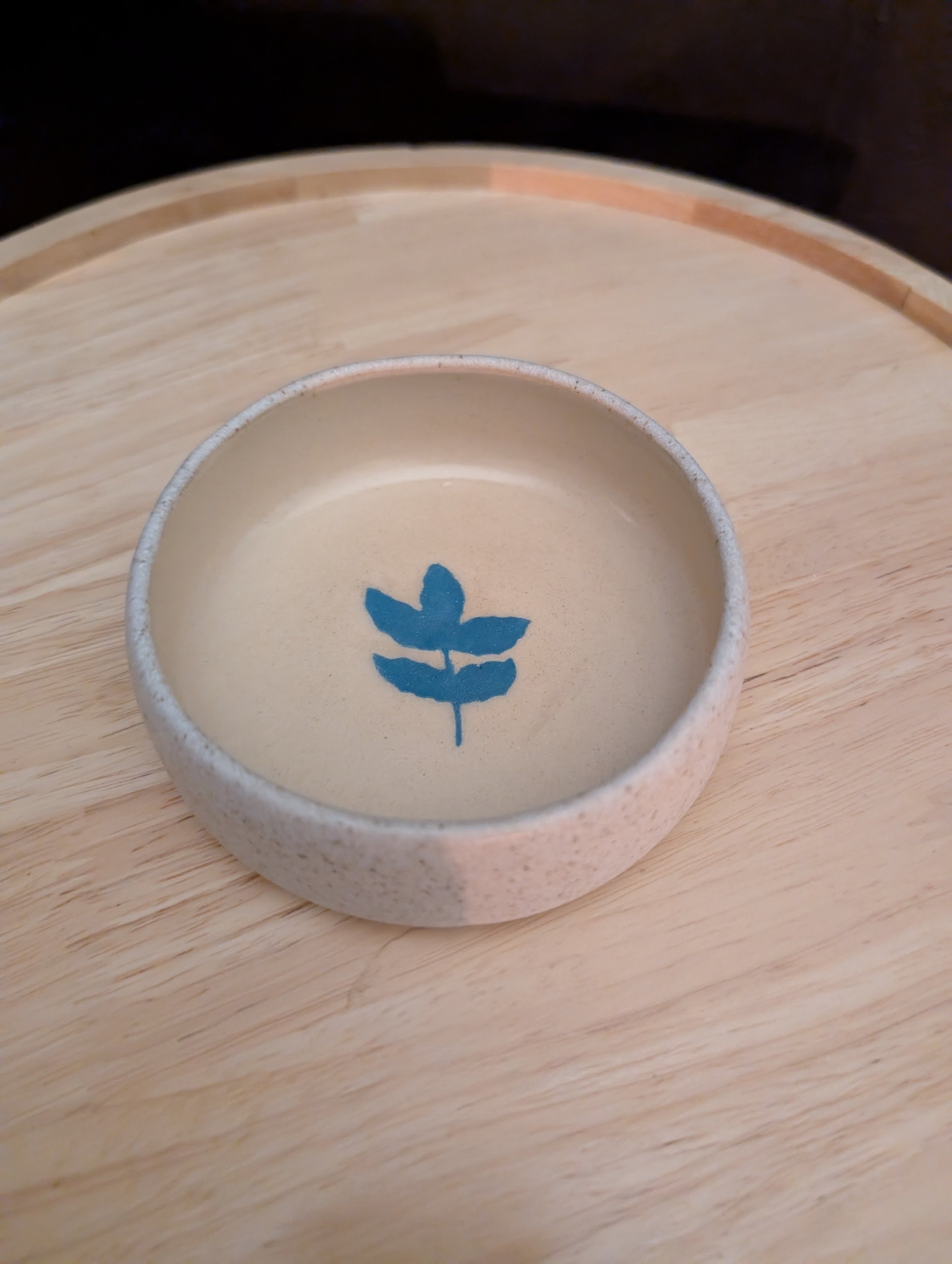 Coupelle écrue avec feuille bleue Pot et Tess