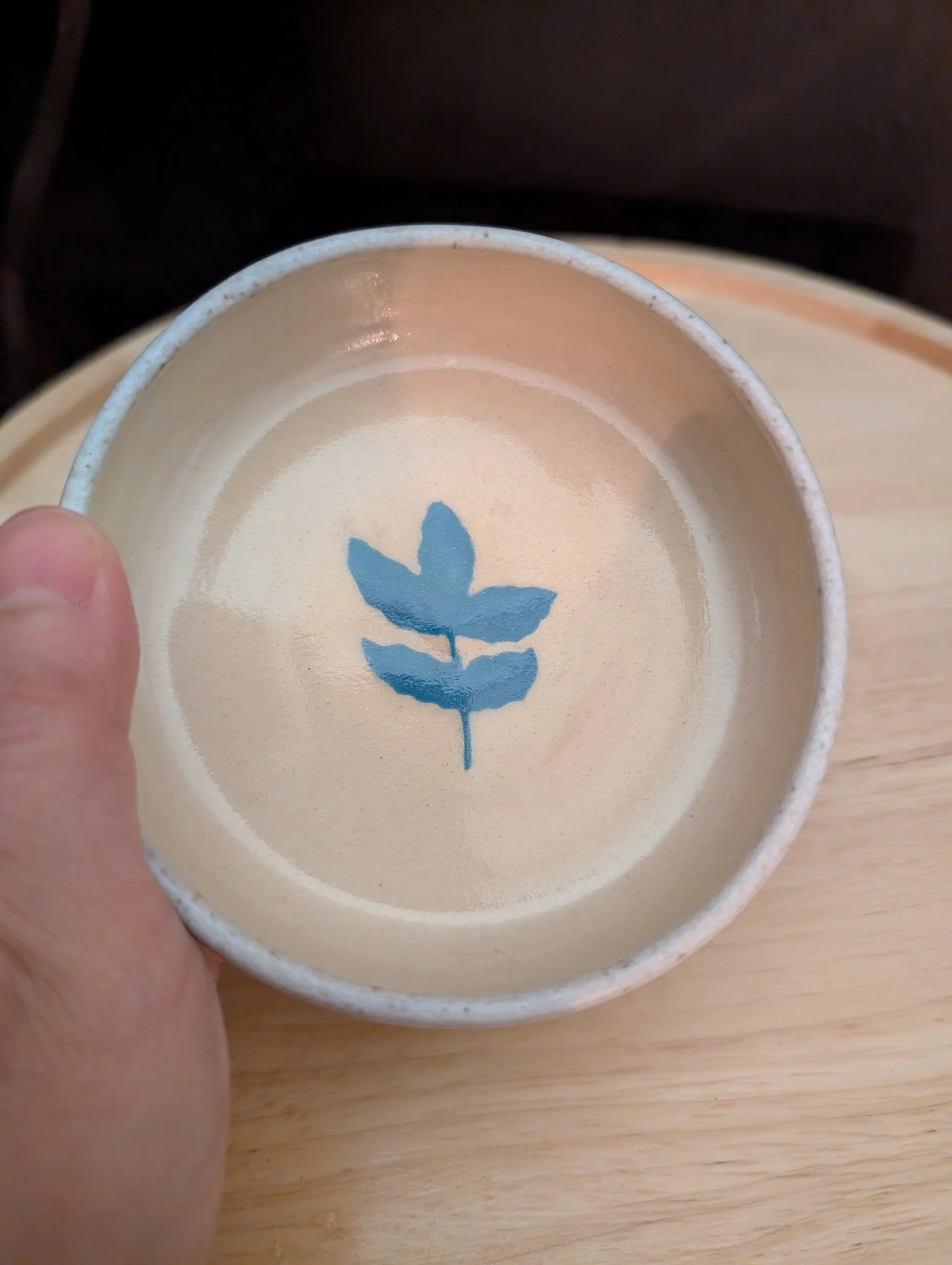 Coupelle écrue avec feuille bleue Pot et Tess