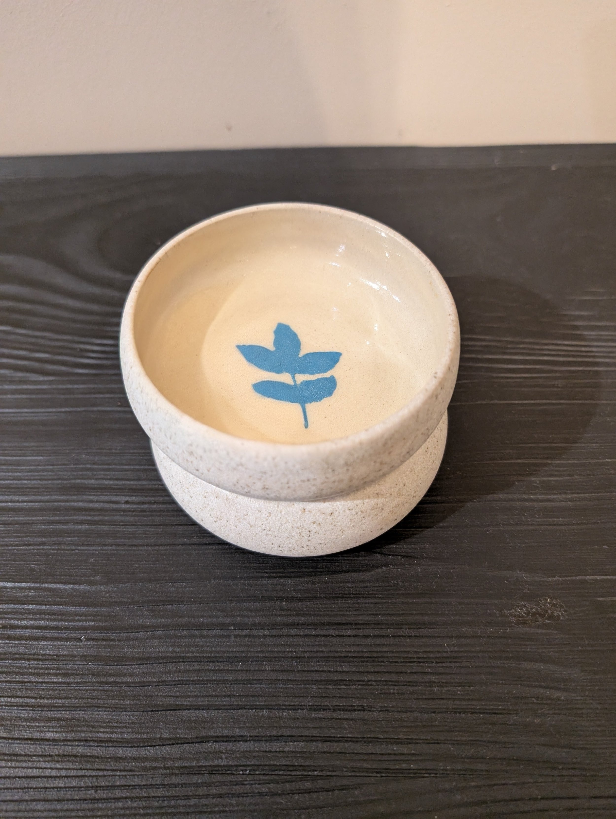 Coupelle écrue avec feuille bleue Pot et Tess