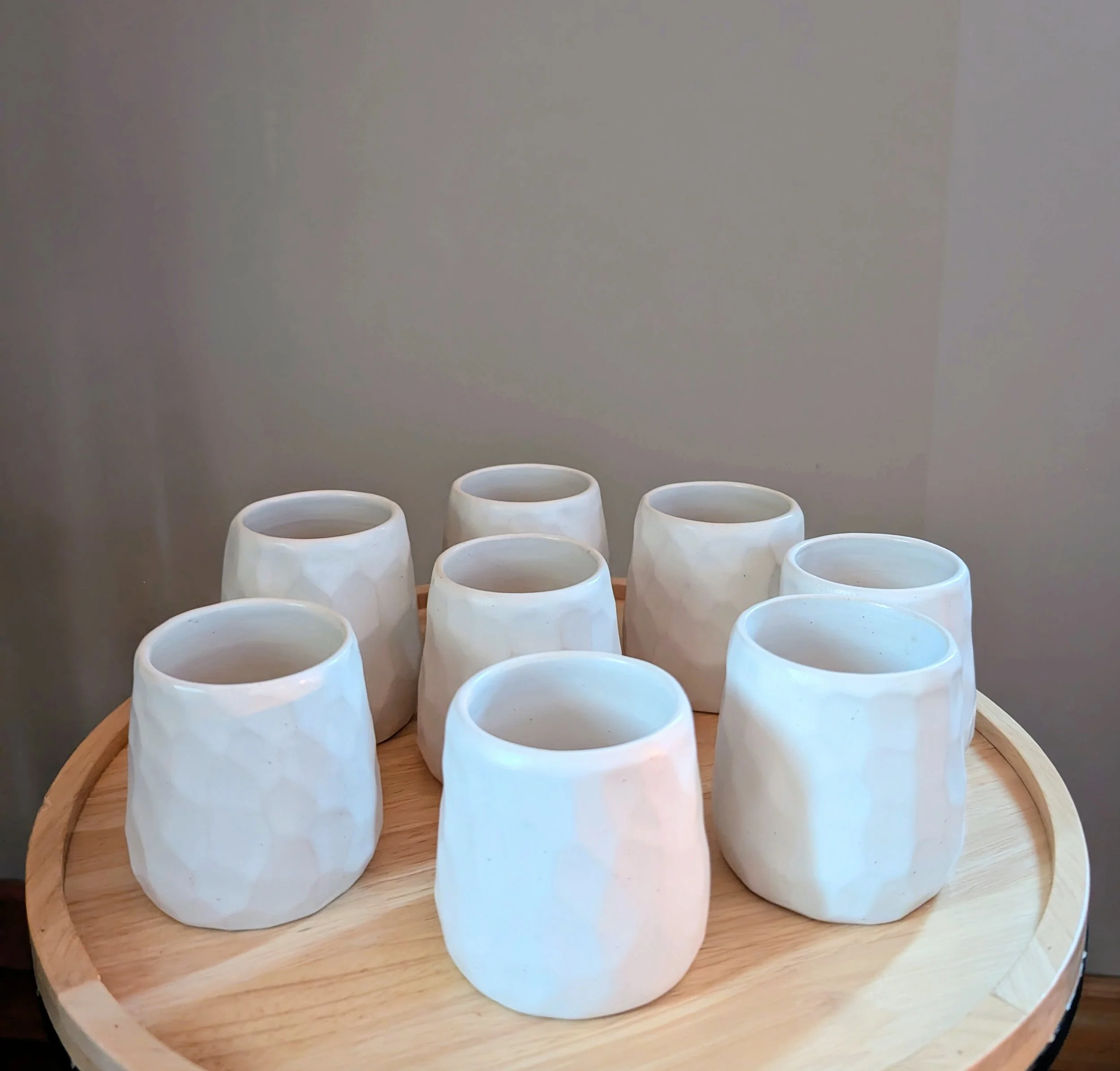 Quelle est la Différence entre Acheter des Pièces Céramiques en Stock et Commander des Créations Sur-Mesure auprès d'un Atelier ?