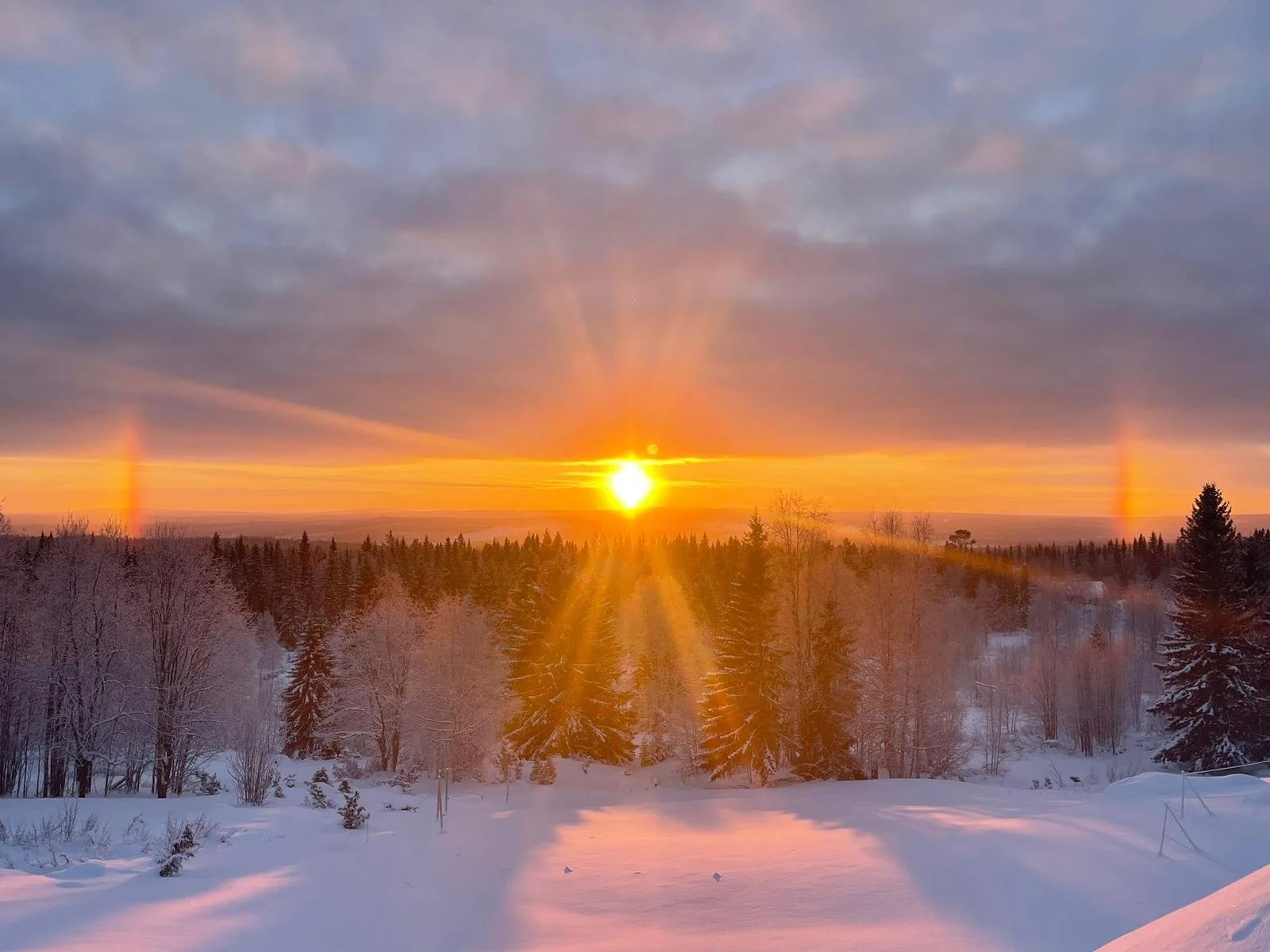 Paysage hivernal et coucher de soleil