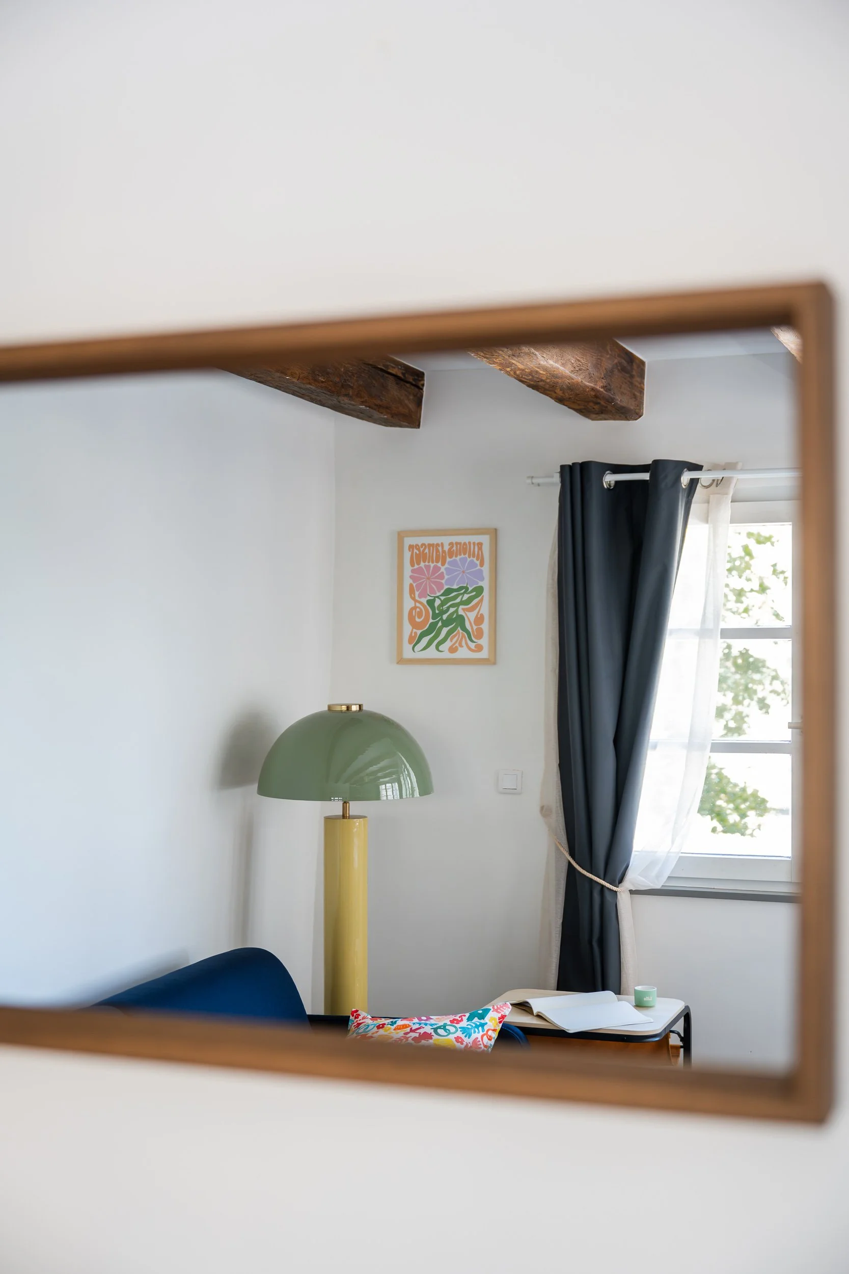 immobilier intérieur canapé lampe coussins miroir