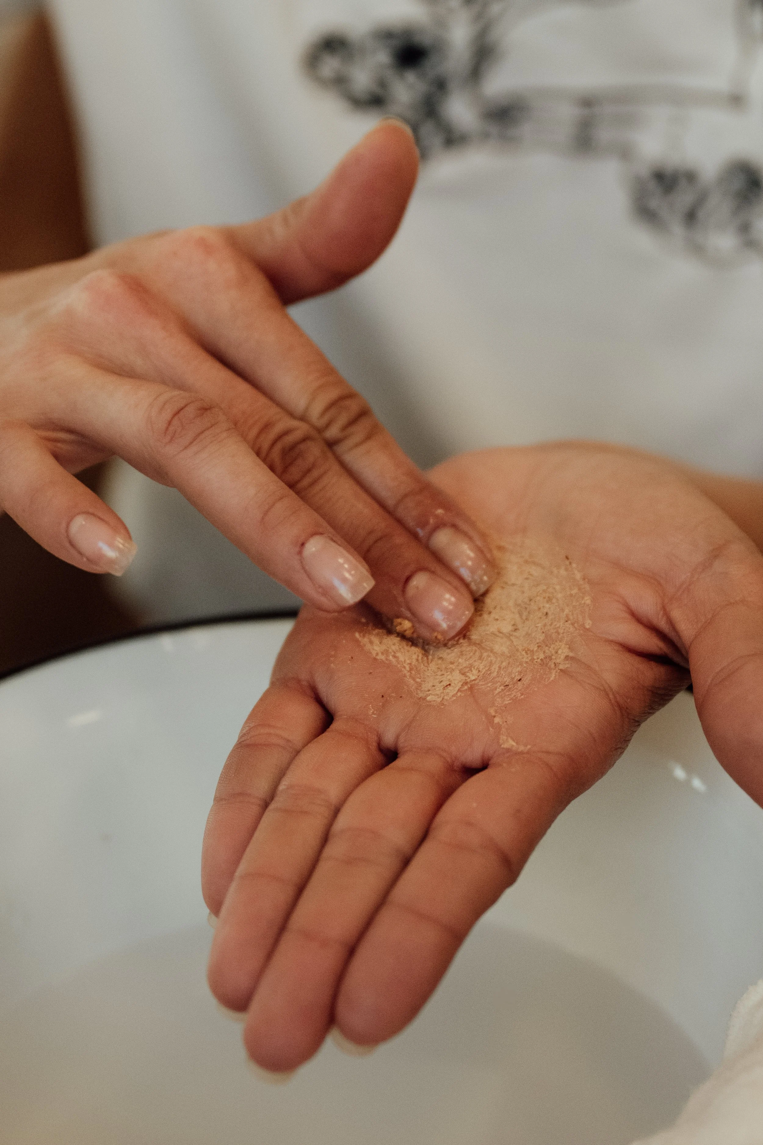 Une personne donne un massage à une autre personne, utilisant sa main pour appliquer une pression sur la paume de l'autre.