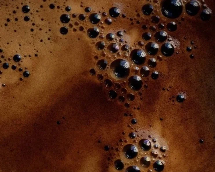 café avec des bulles d'air à la surface