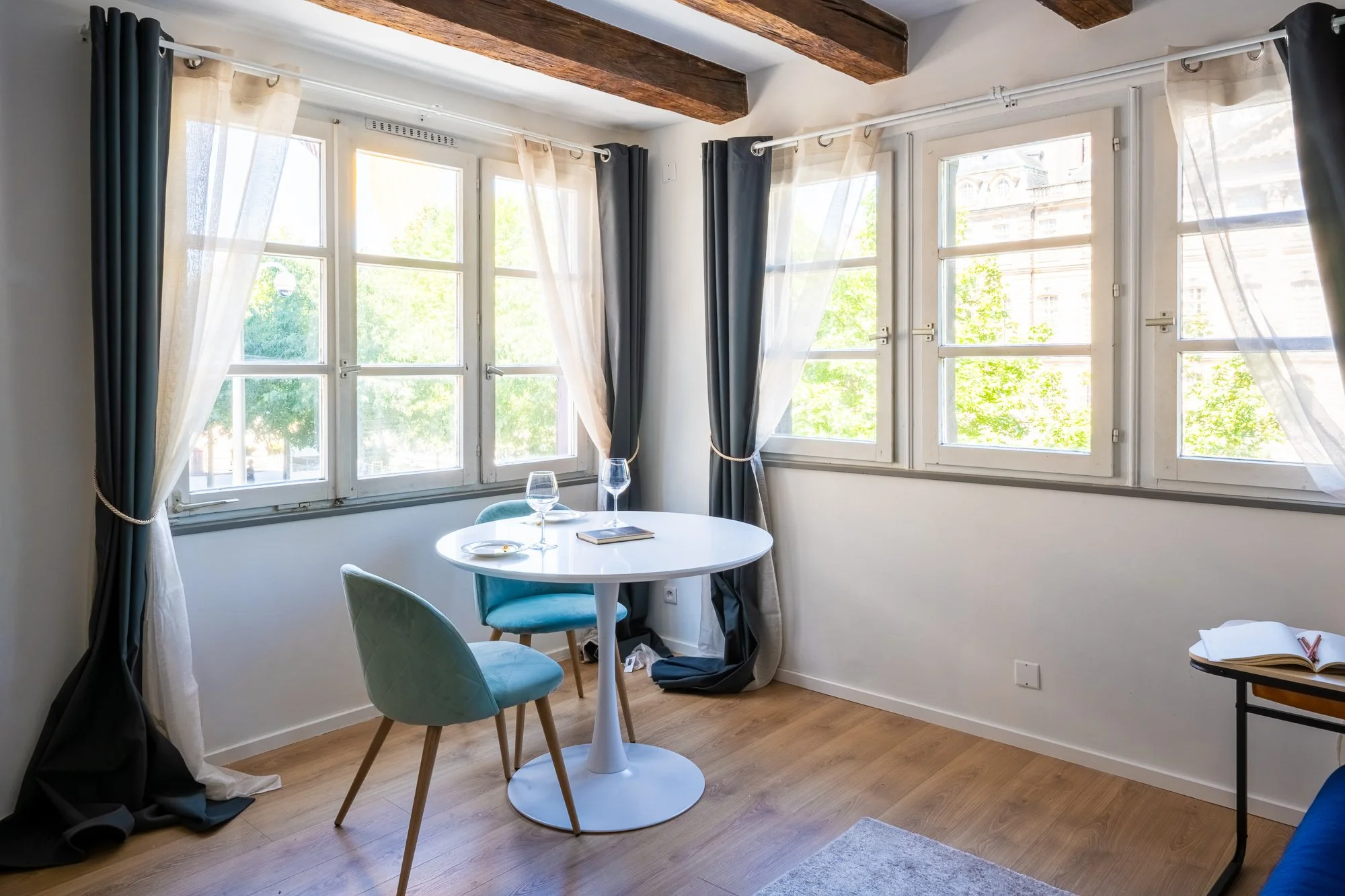immobilier intérieur table et chaises