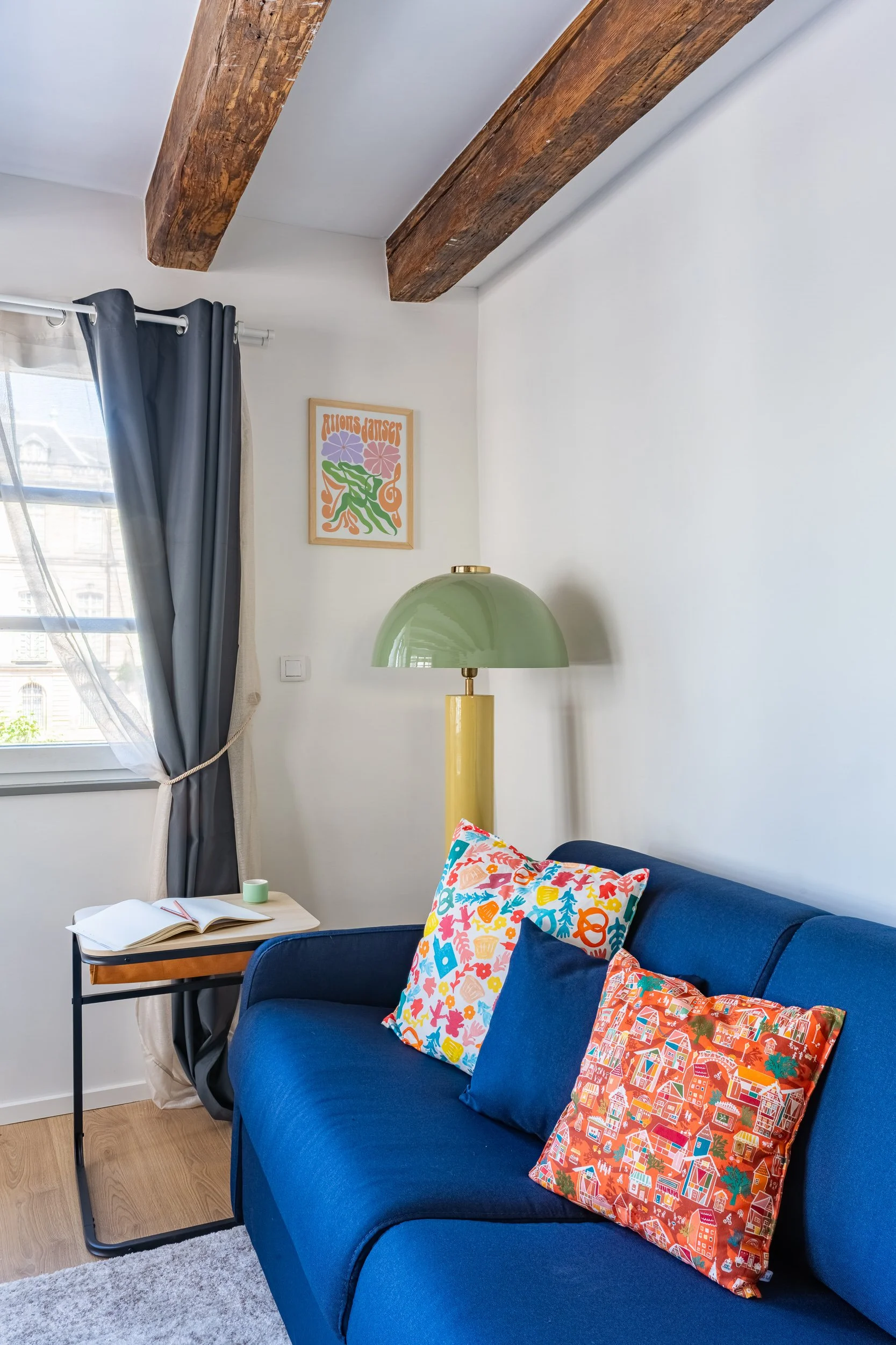 immobilier intérieur canapé lampe coussins
