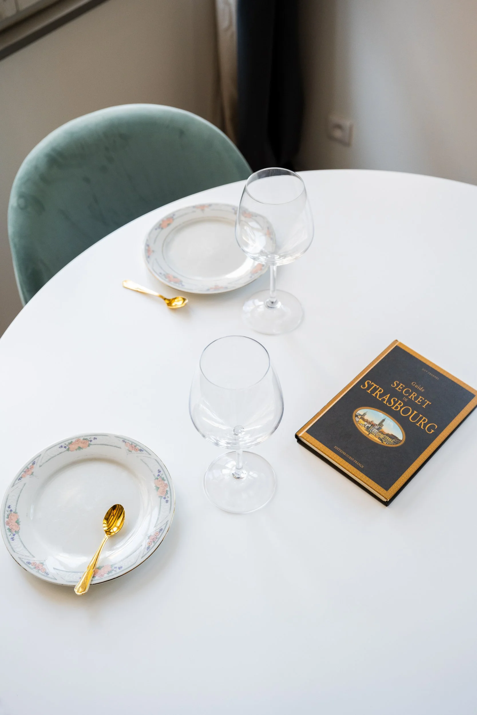 immobilier intérieur table chaise assiettes verres à vin