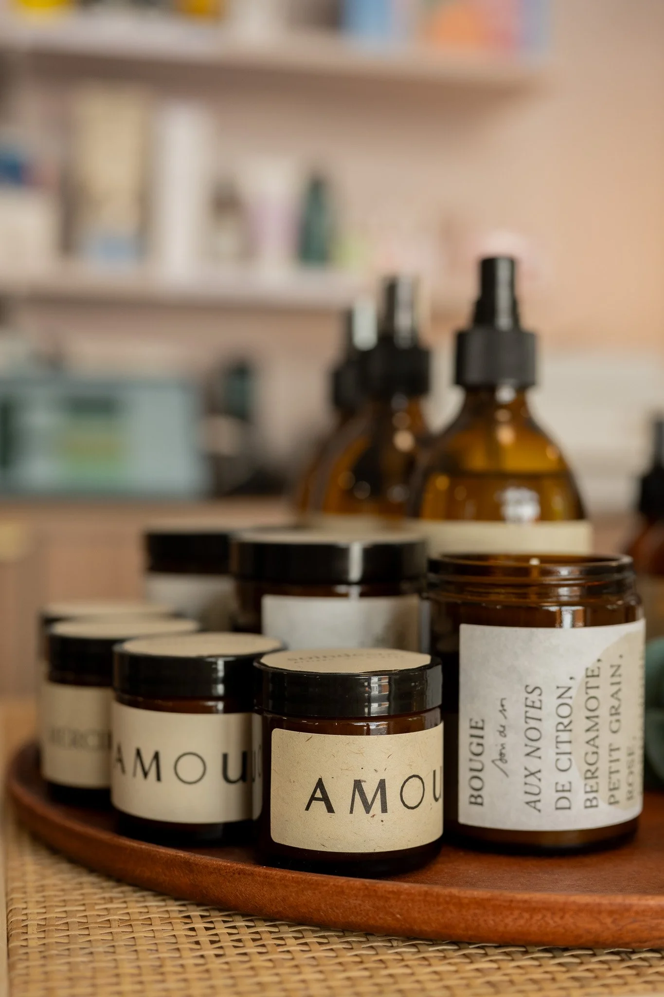 Huiles et flacons de produits de soin sur un plateau en bois, dans un institut de beauté