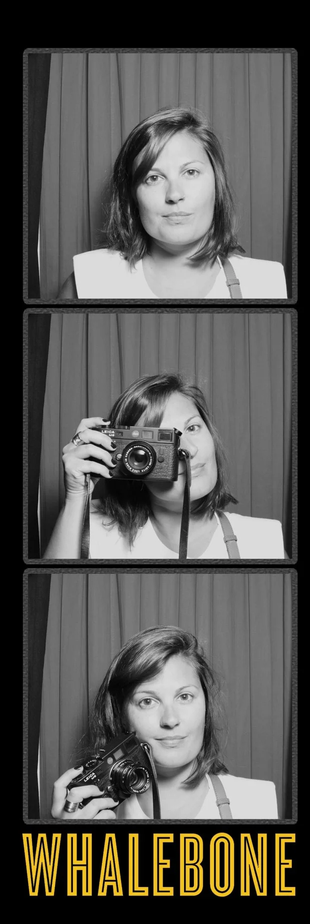 Une femme pose pour une séance photo en noir et blanc, utilisant un appareil photo Leica, avec un décor de rideaux derrière elle. Logo "Whalebone" en bas de l'image.
strasbourg, Grand Est, alsace, architecture intérieure