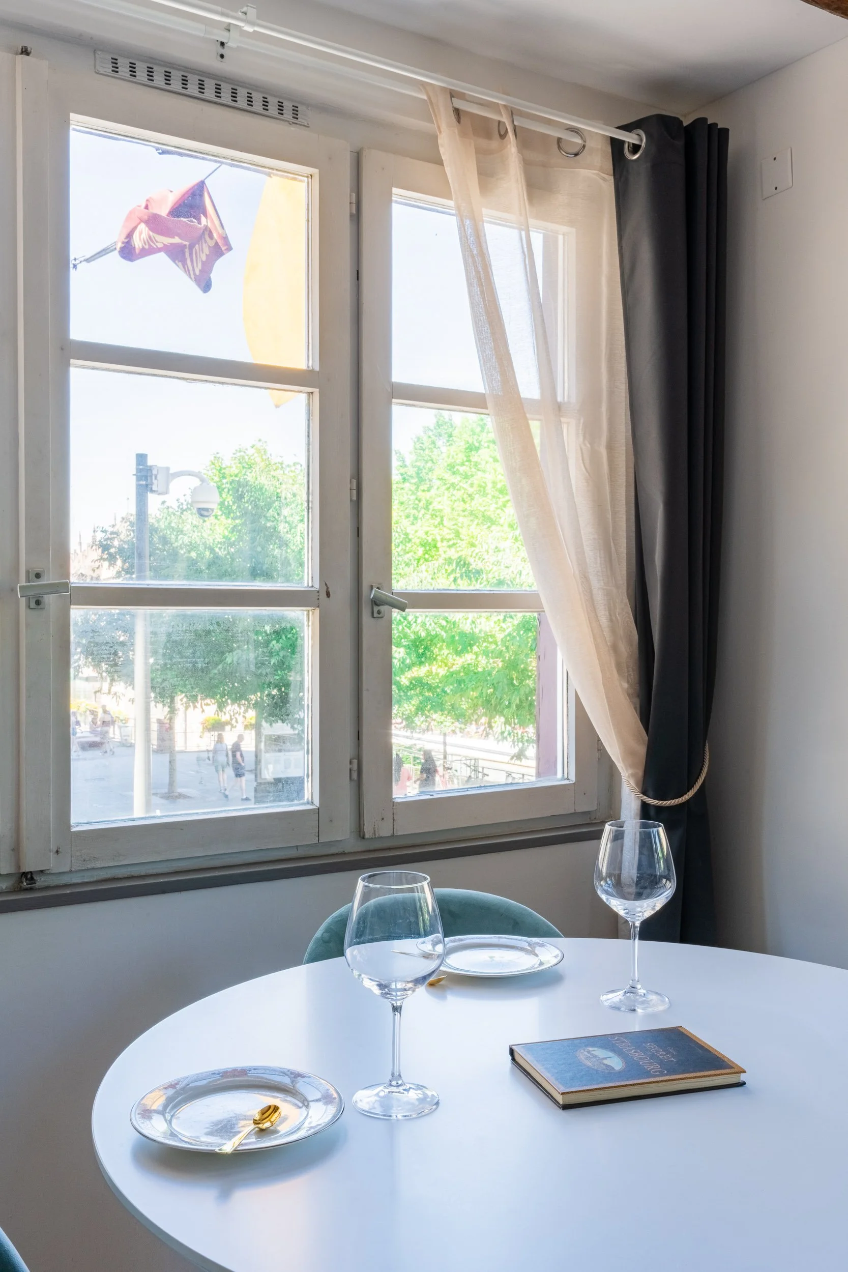 immobilier intérieur table verres à vin