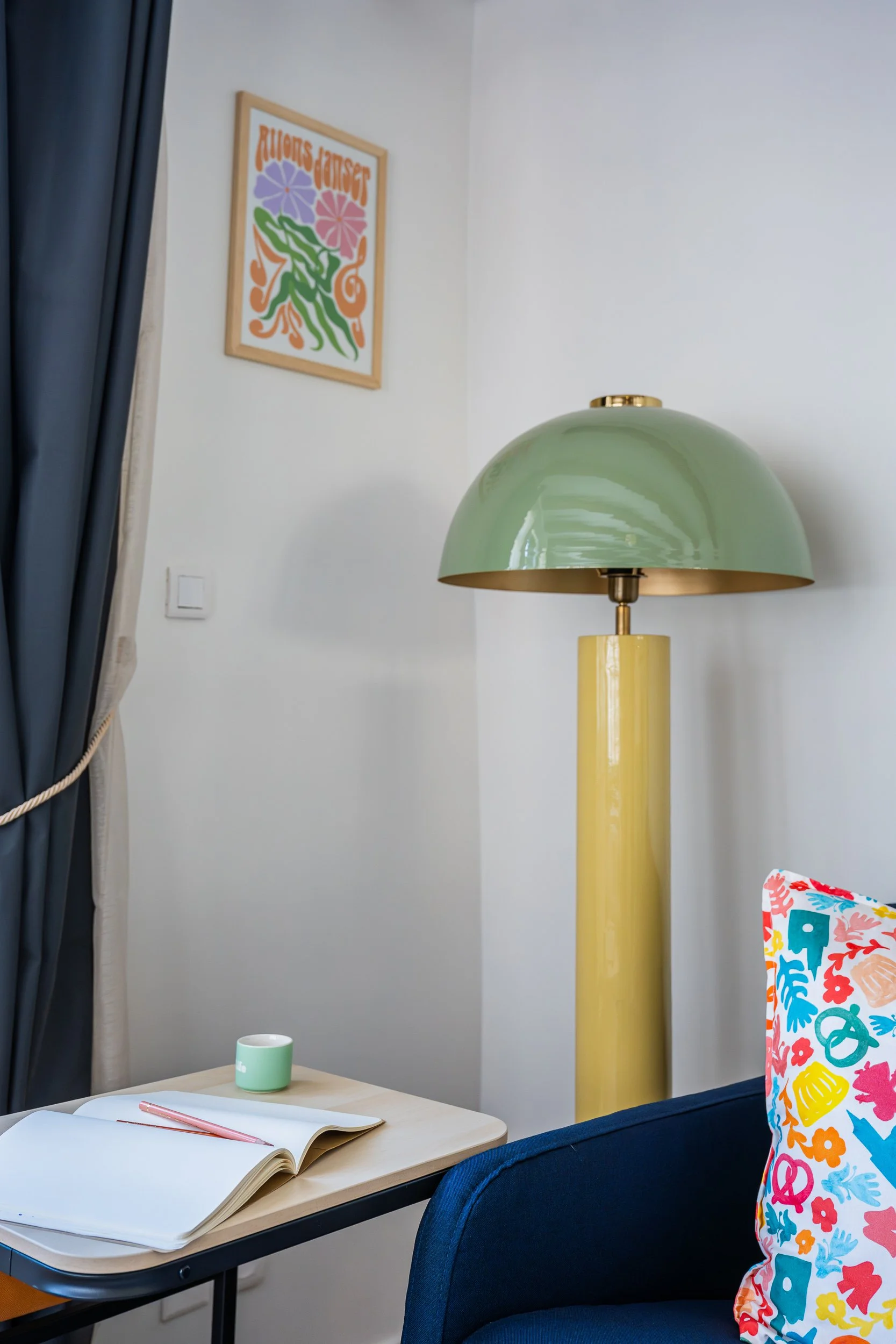 immobilier intérieur canapé lampe coussins