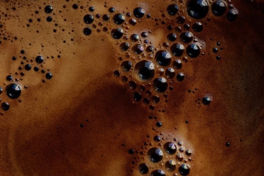 Café avec des bulles visibles à la surface.
