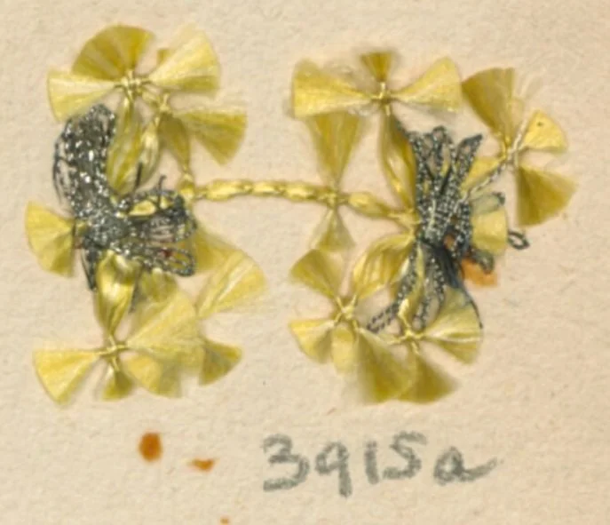 A sample of trimming with ''houpettes de sourcils de hannetons'' from 1736