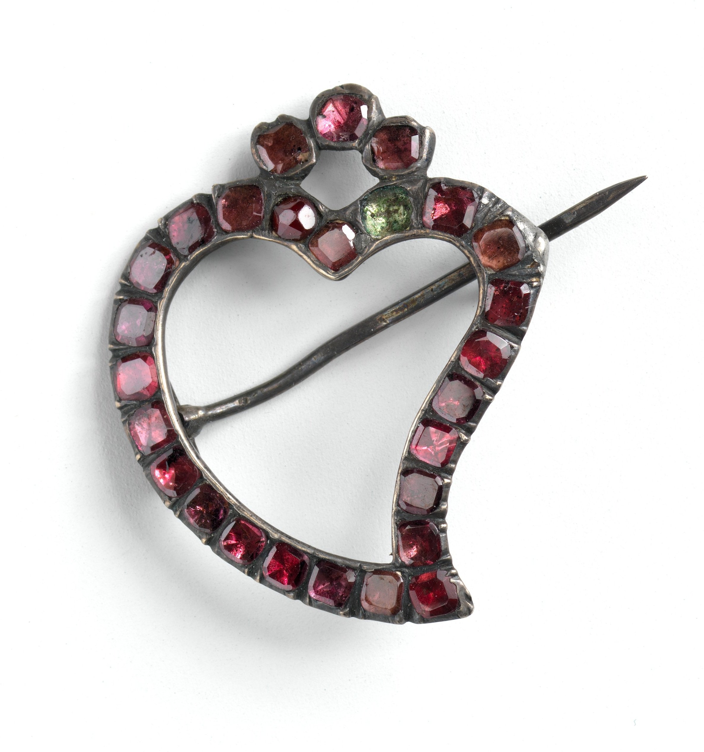 Heart-shaped garnet shirt buckle