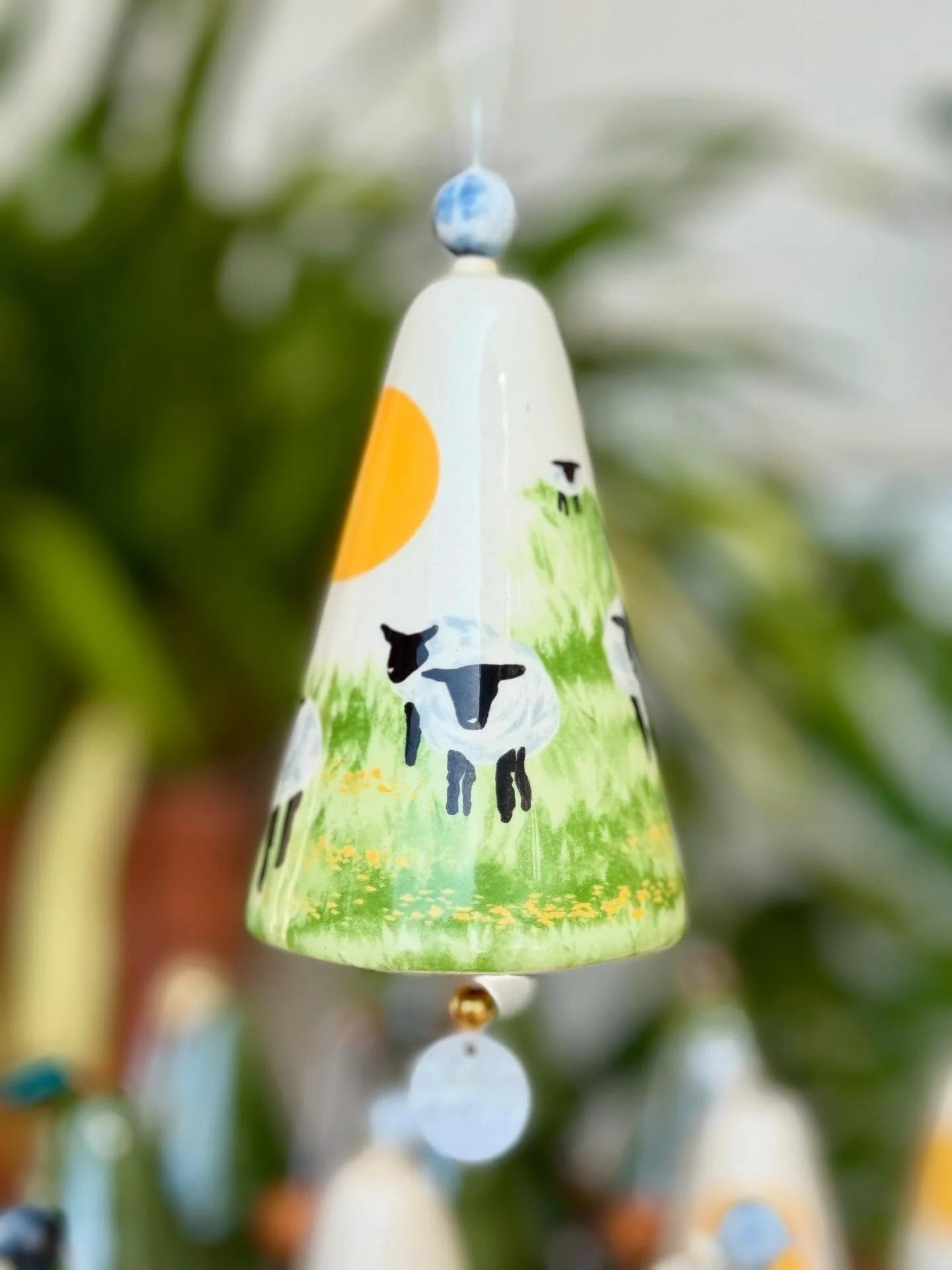 O sino &eacute; um chamamento. 🔔

Desde sempre, a sua voz marca o tempo, re&uacute;ne as pessoas, anuncia a festa e assinala a ora&ccedil;&atilde;o. O som do sino viaja longe...pela brisa, pelas ruas, pelos campos, tocando cora&ccedil;&otilde;es ant