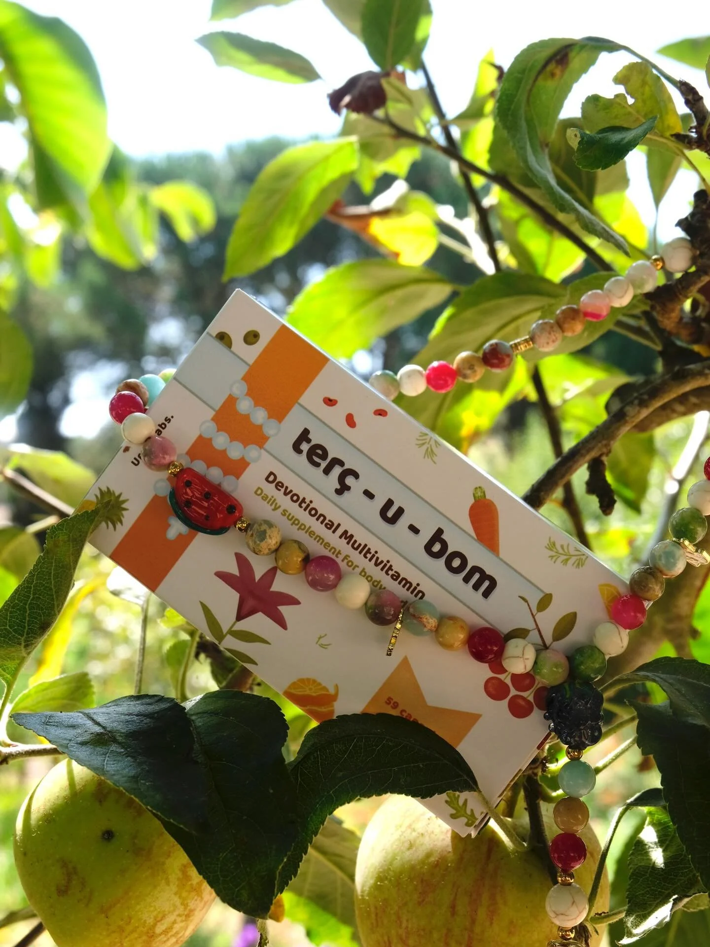 Se a ora&ccedil;&atilde;o fosse um fruto, amadureceria devagar nas nossas m&atilde;os. 🍓

O peso das contas - frias, s&oacute;lidas - ancora-nos &agrave; terra, a algo que n&atilde;o se perde nem murcha. Entre elas, frutos em vidro Murano captam a l